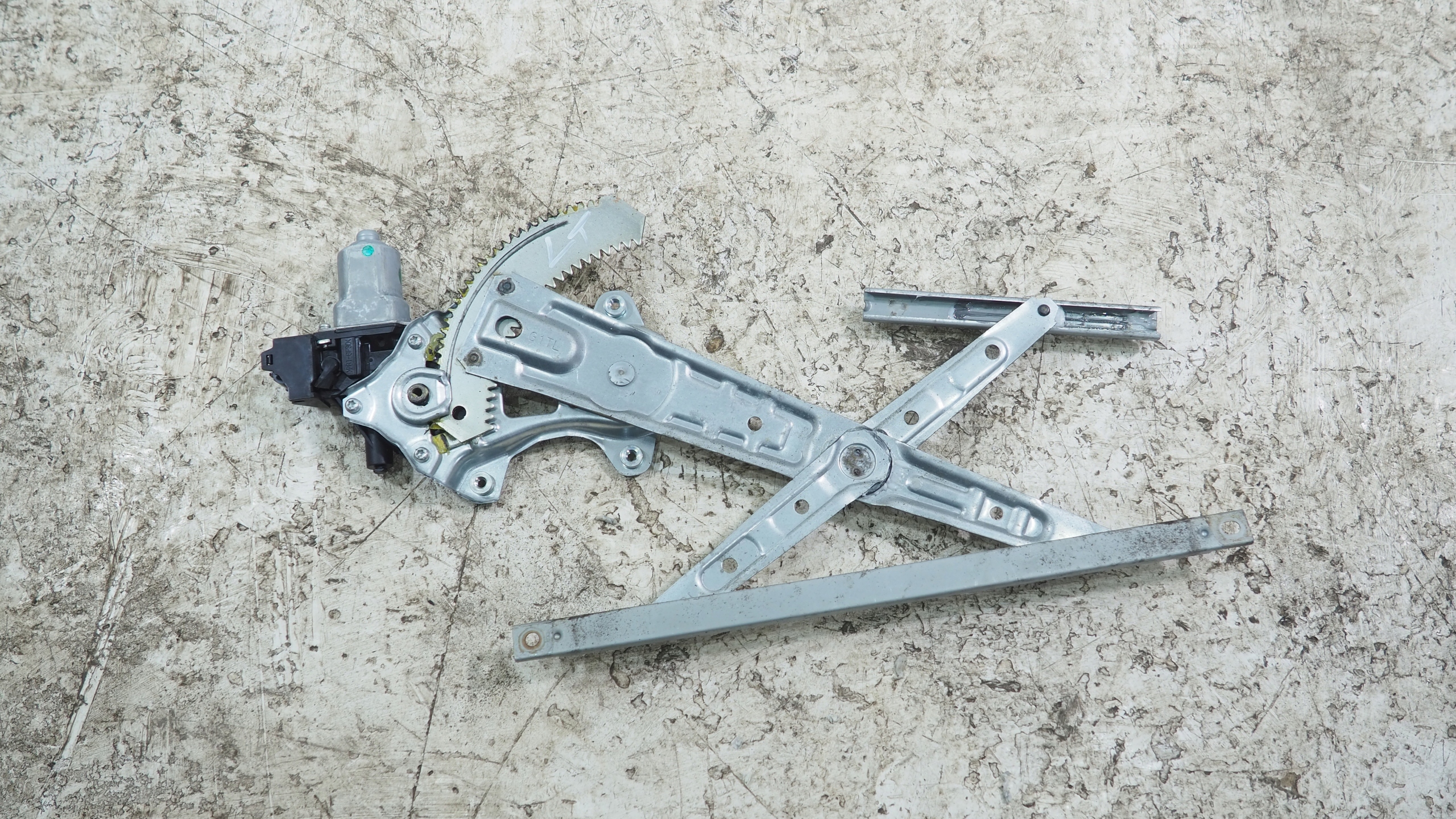 Renault Alaskan Nissan Navara window regulator left rear part