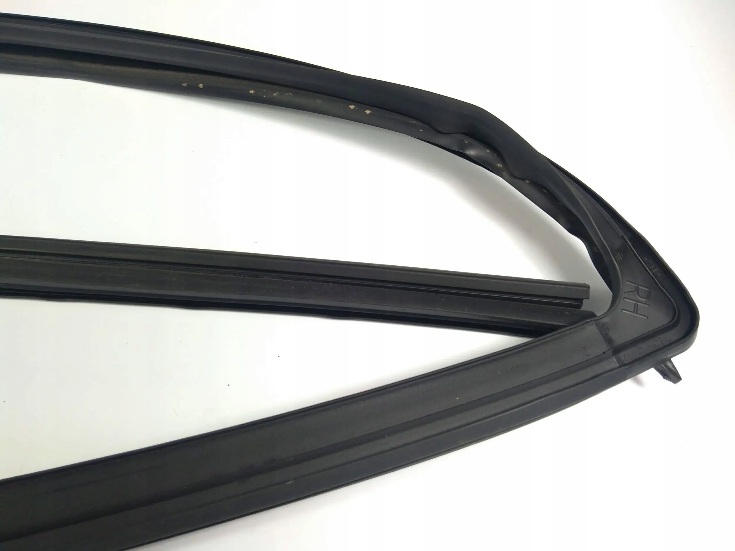 Chevrolet Silverado 1500 gasket windows right front 2019+