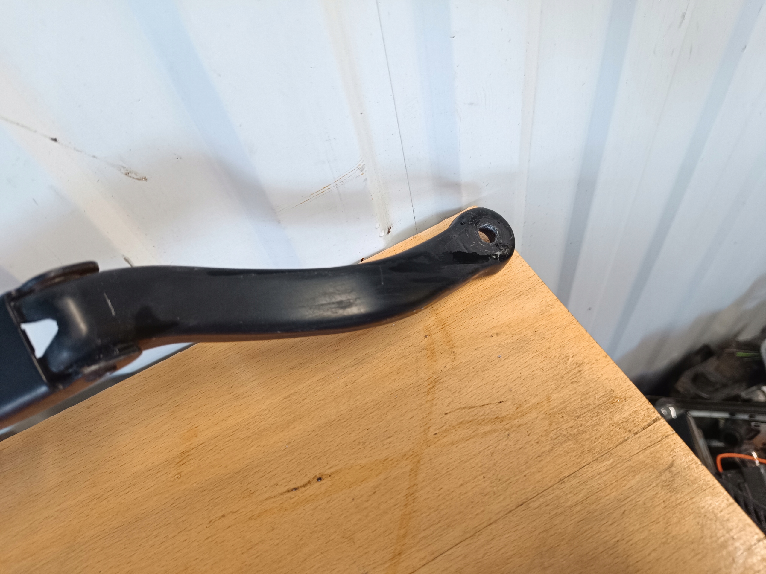 wiper arm front left OPEL CORSA D 13182325