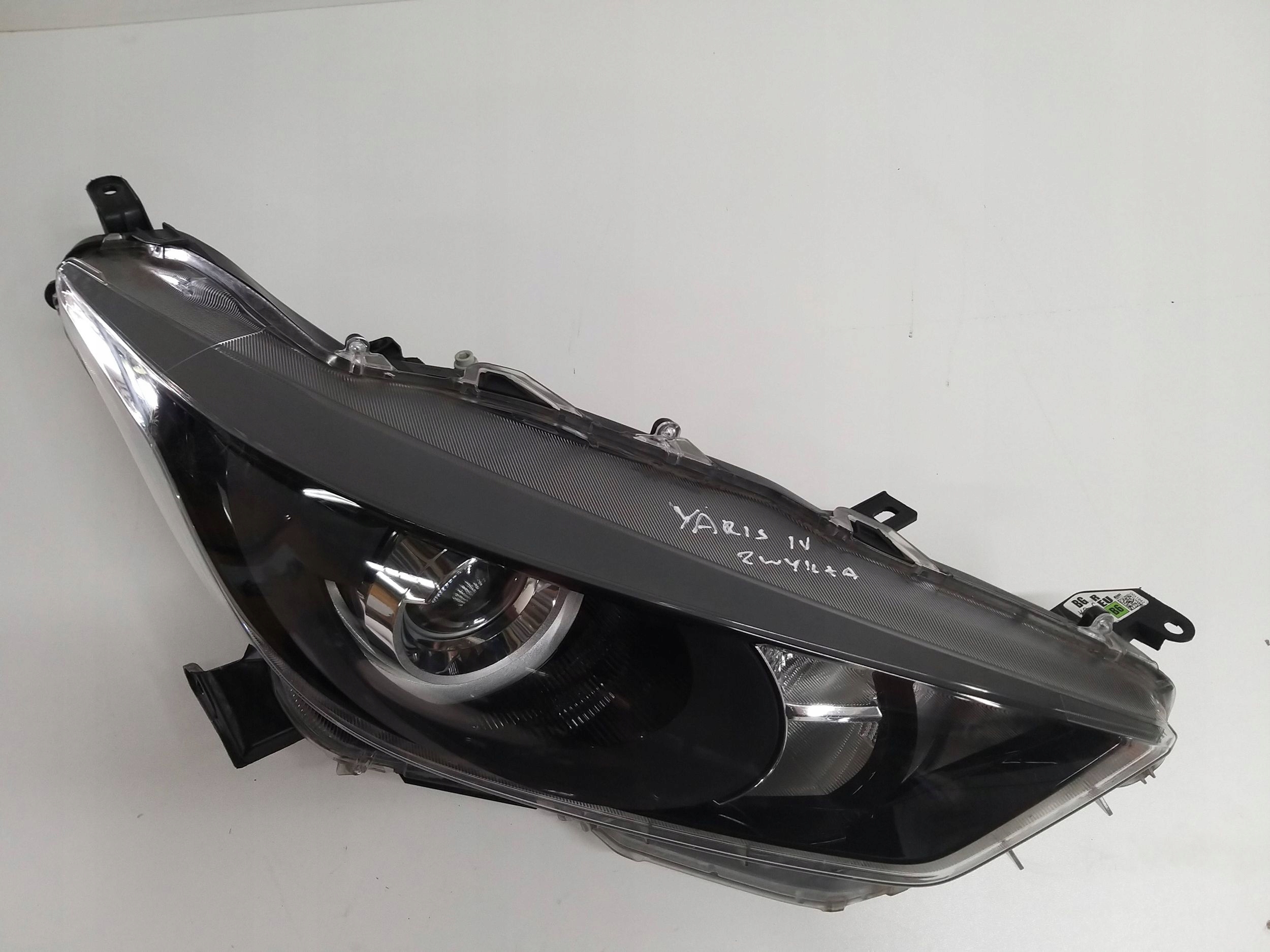 TOYOTA YARIS 4 IV light right front front ZWYKLA 20R