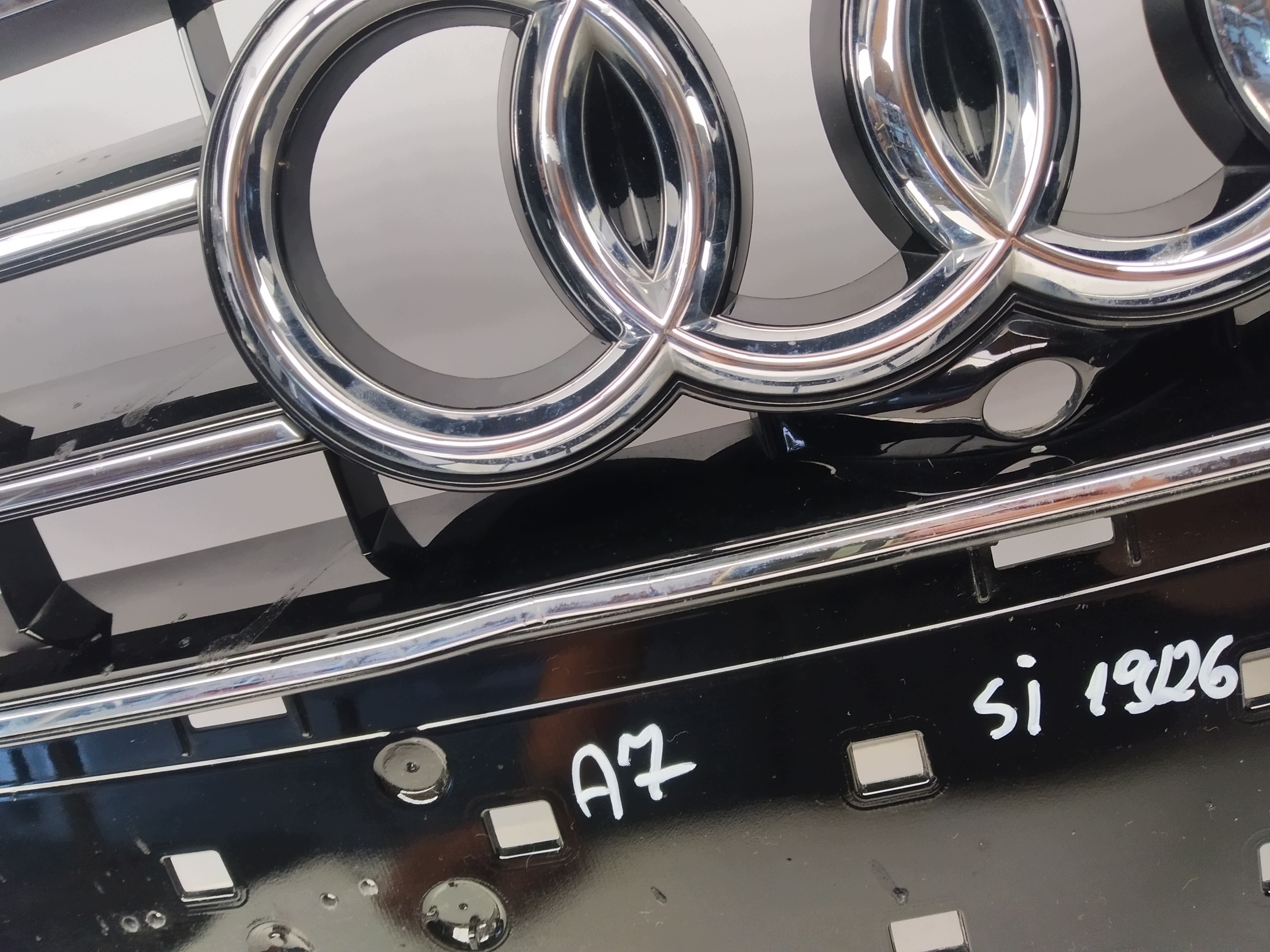 2010-2014r Audi A7 4G8 front PREKLADgrill below kamere w bumper front original