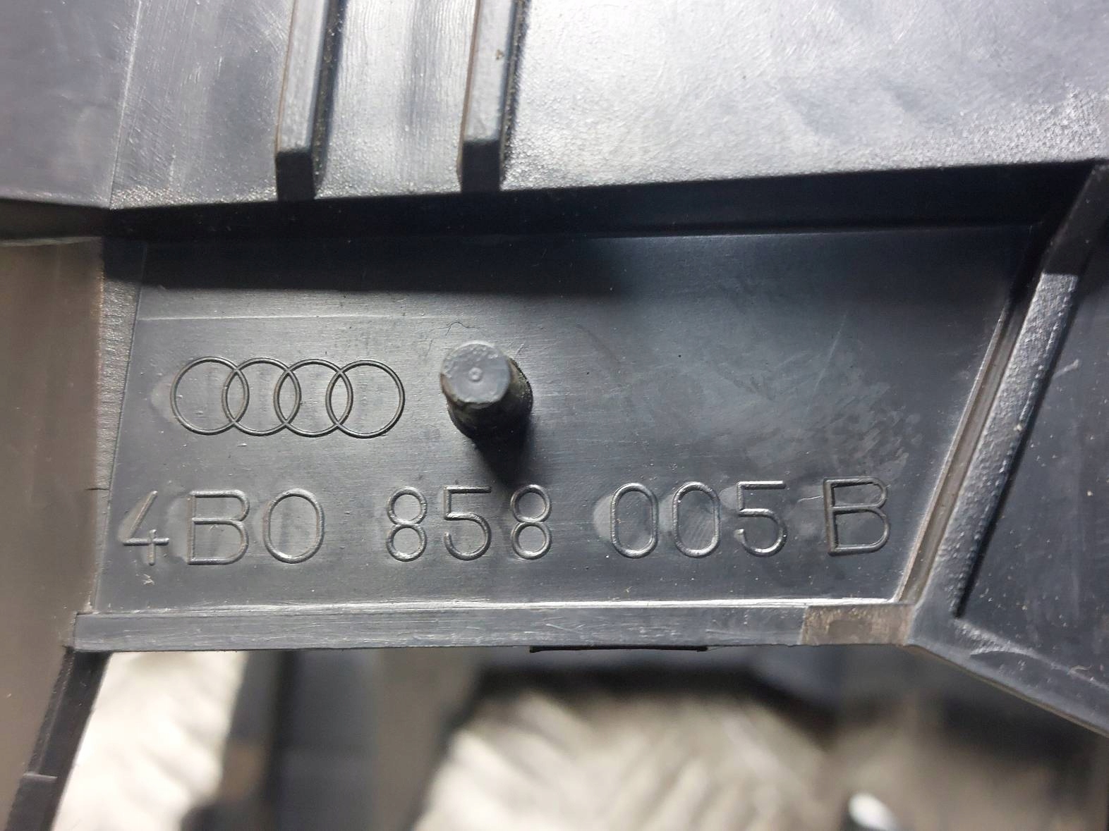 RADIO ODTWARZACZ frame AUDI A6 C5 4B0858005B BECKER INDIANAPOLIS