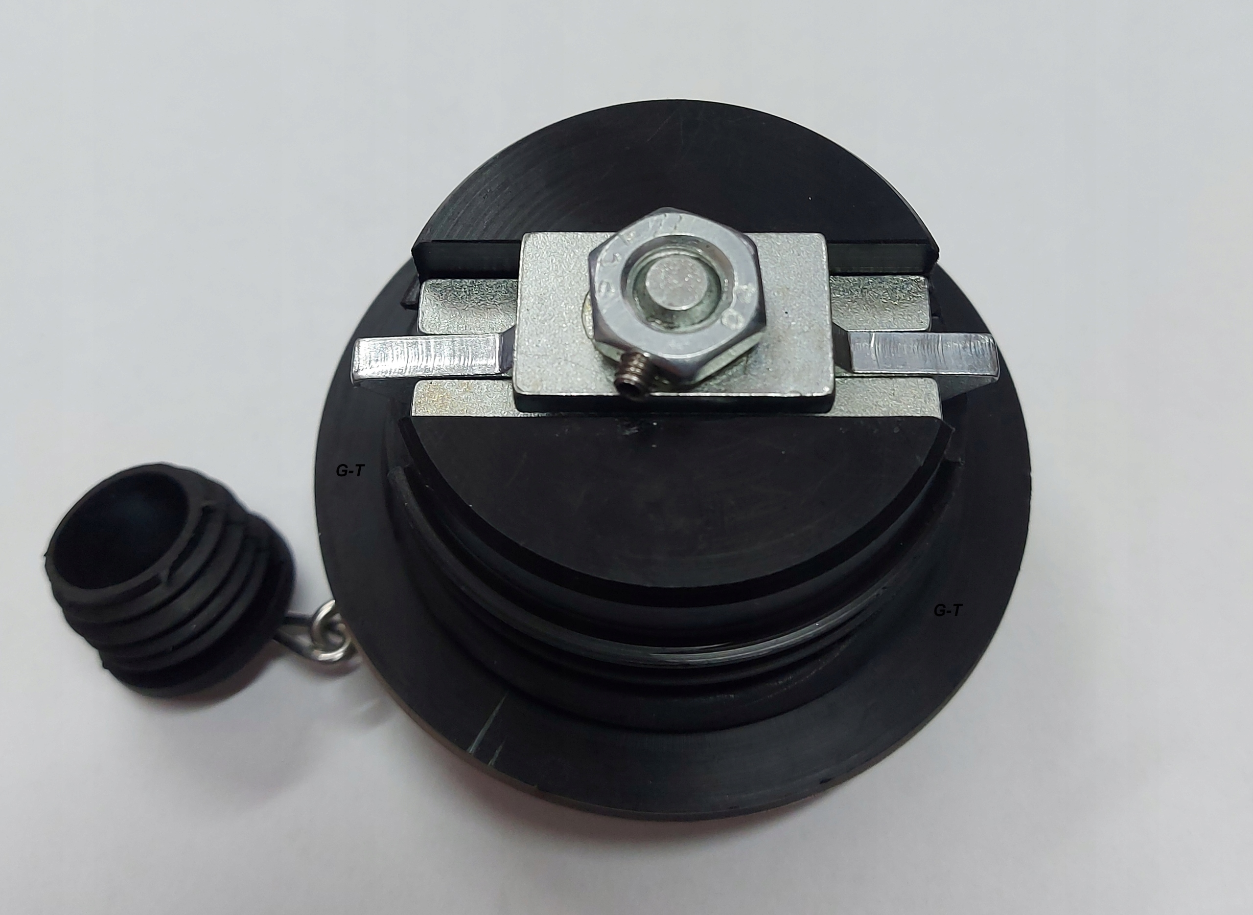 KOREK ZAMEK WLEWU ZBIORNIKA PALIWA 2W1 Fi60 SCANIA Engine Type Diesel