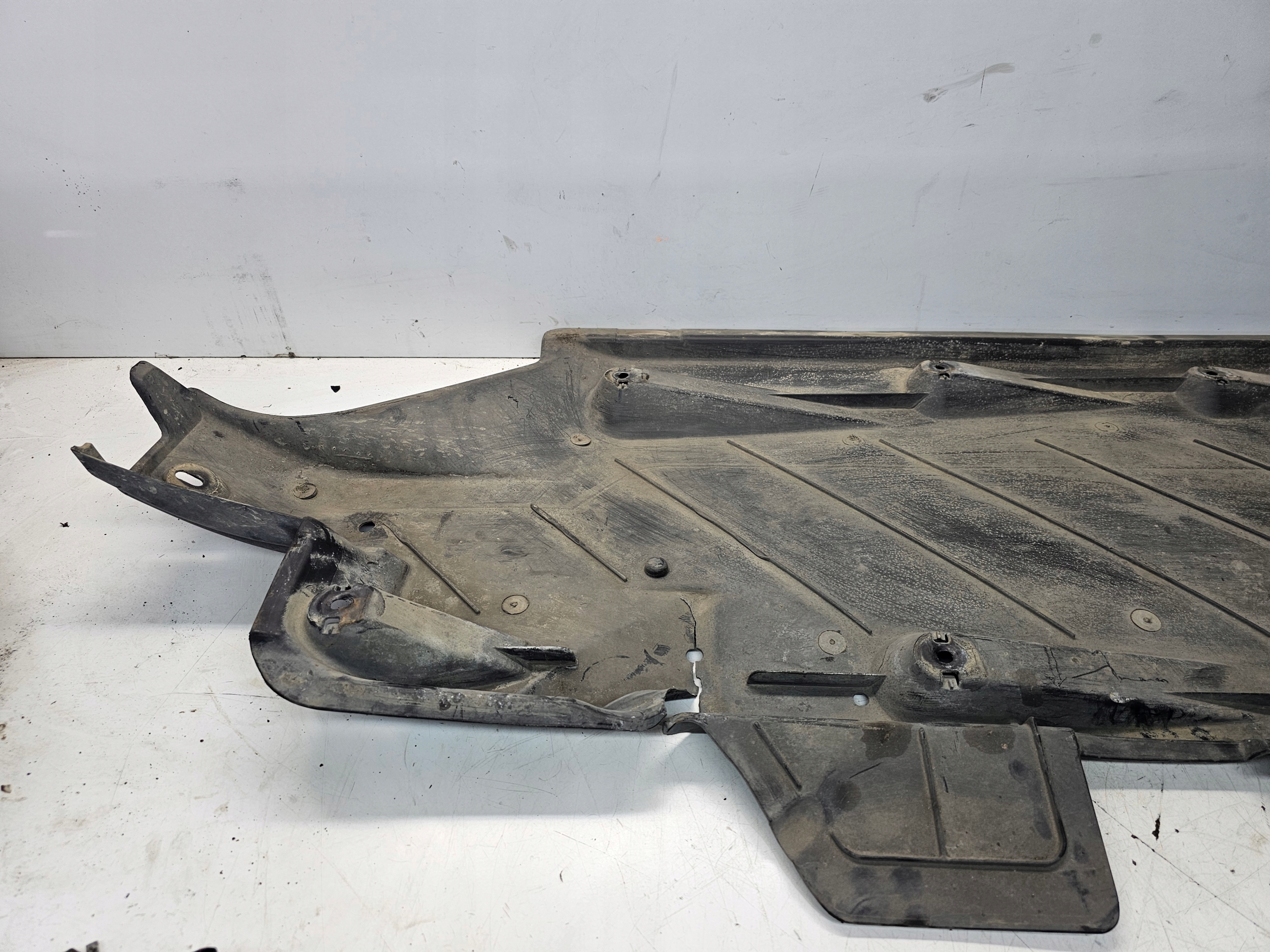 BLENDE ABDECKUNG ABDECKUNG UNTERFAHRSCHUTZ RECHTS AUDI A1 VW 6R0825202