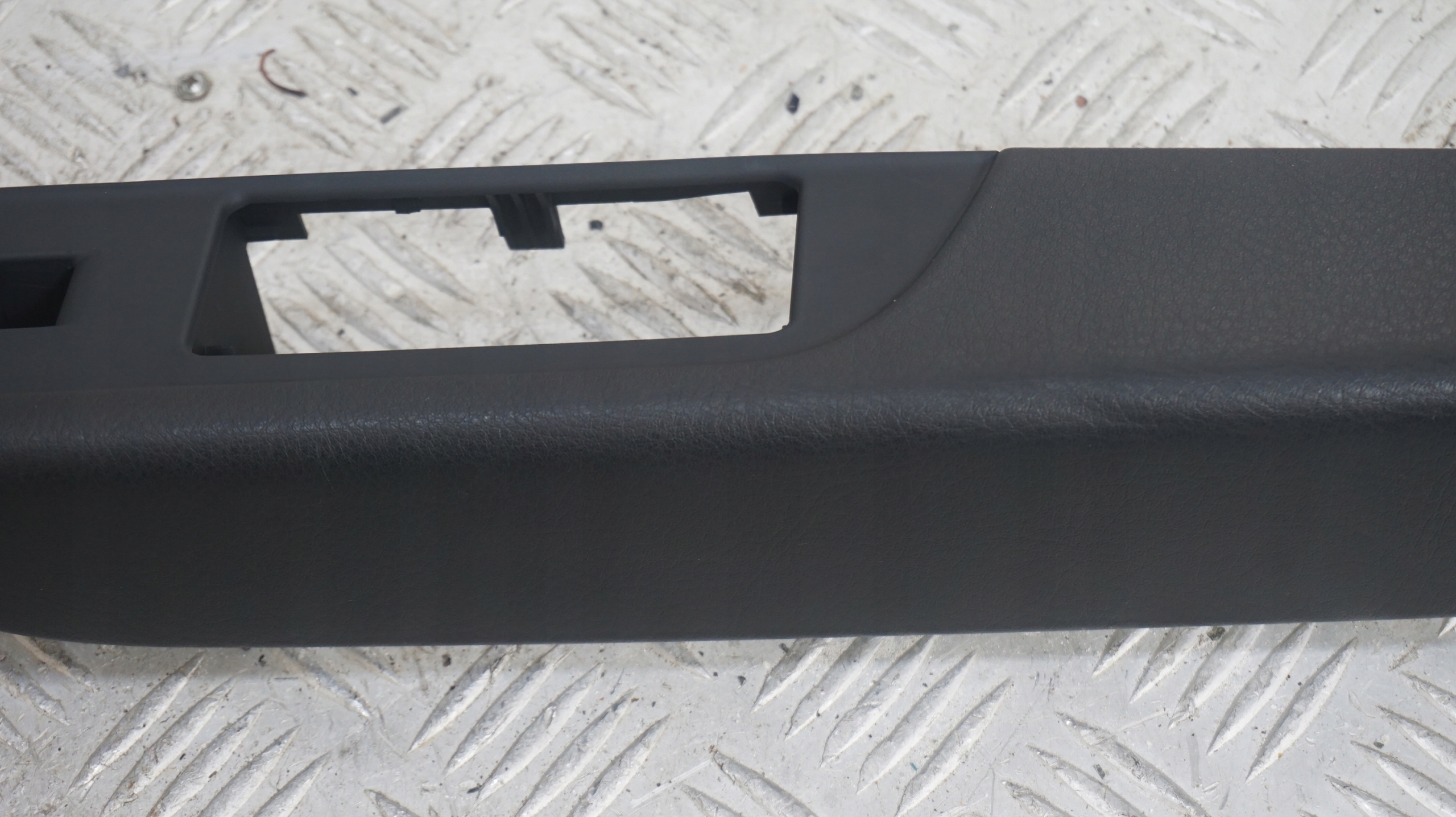 VW TOUAREG II 7P PODŁOKIETNIK DRZWI PRAWY TYŁ Numer katalogowy części 7P6867364