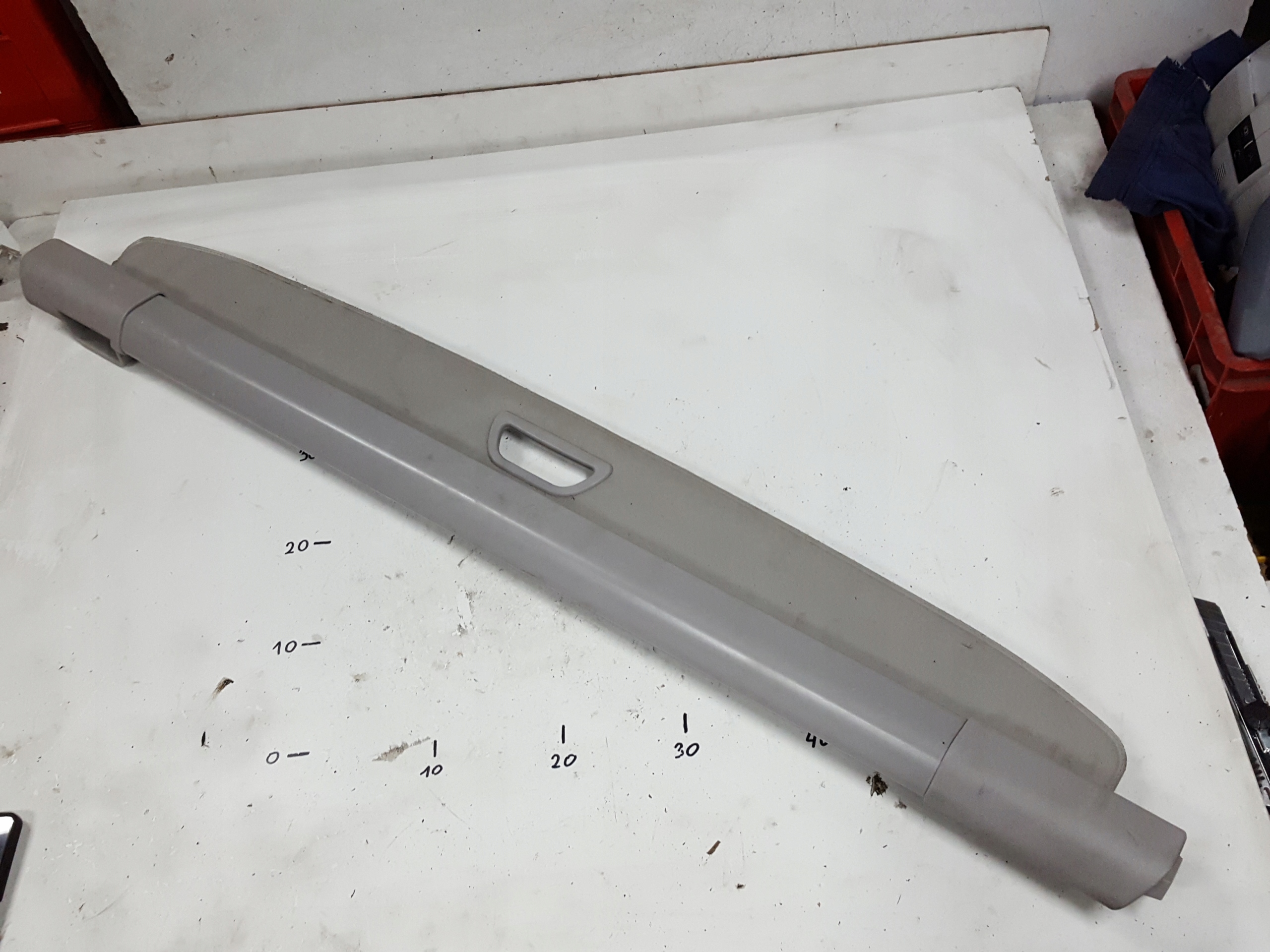 A1698100109 - MERCEDES B W245 05R-шторка багажника задняя