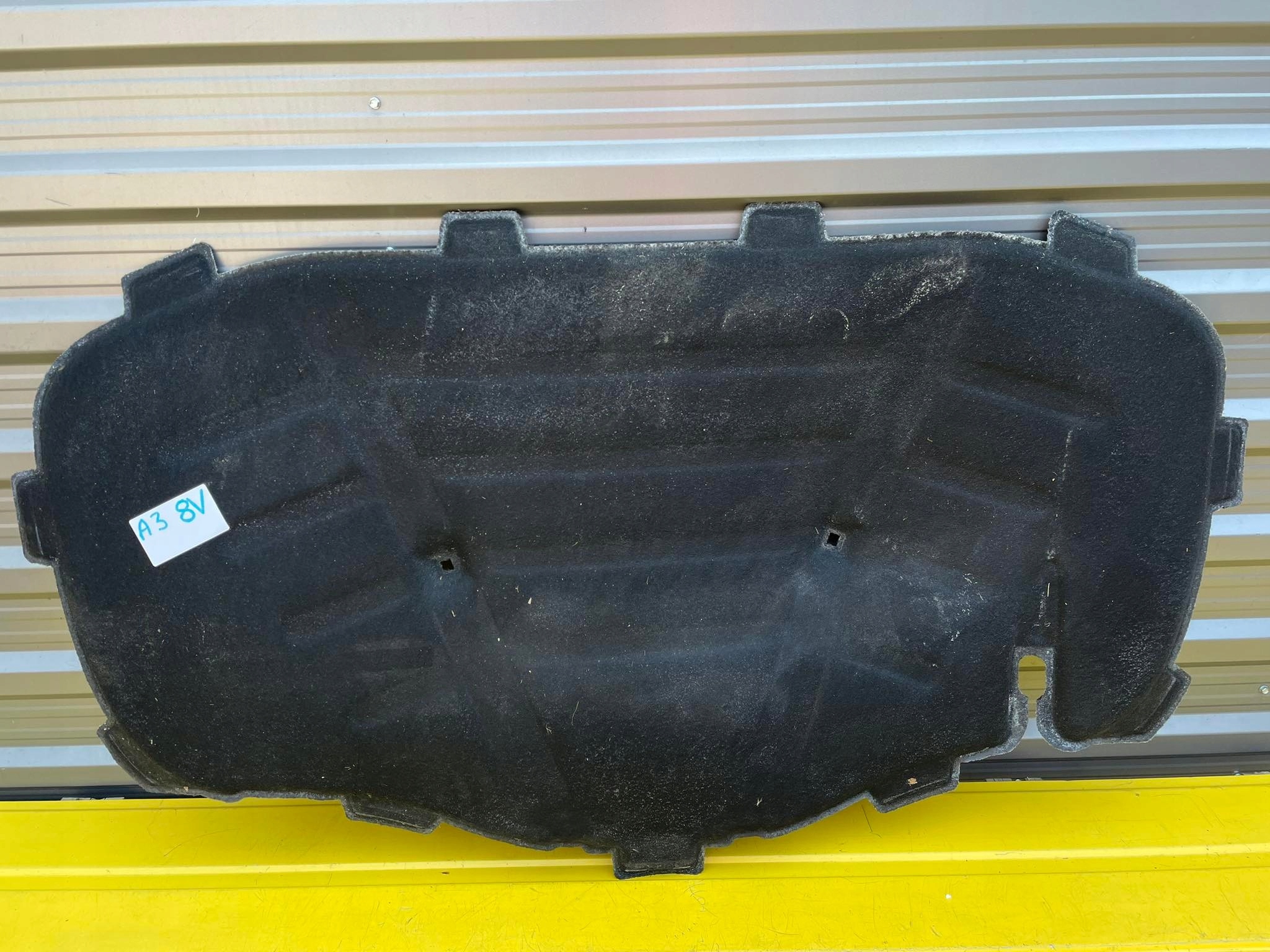 AUDI A3v5v ЗАГЛУШКА КАПОТА