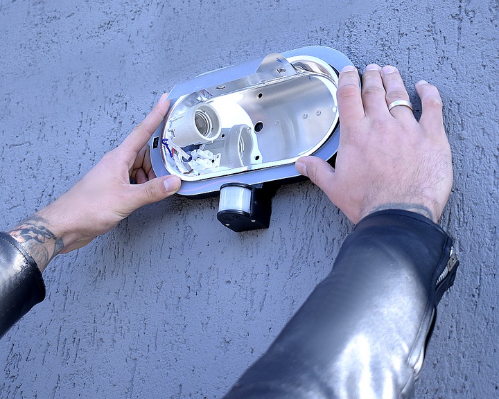 ZEWNĘTRZNA LAMPA+ŻARÓWKA LED E27 CZUJKA RUCHU Moc znamionowa 10 W