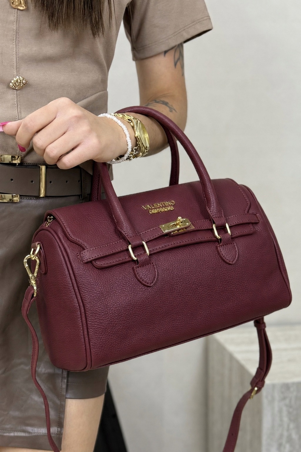 Dámská kabelka Valentino Creations kufřík z eko kůže s páskem bordó