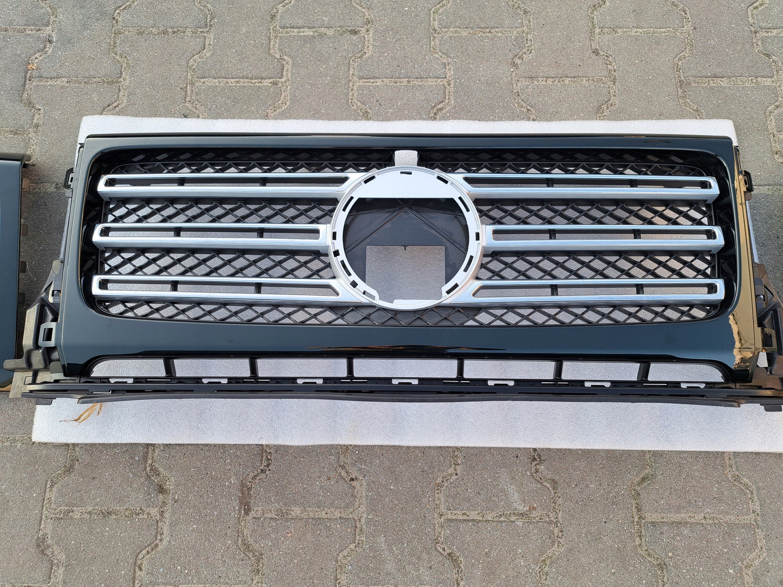 MERCEDES W463 A4638880400 GRILL ATRAPA G-KLASA FV RAMKI L/P KOMPLET Producent części Mercedes-Benz OE