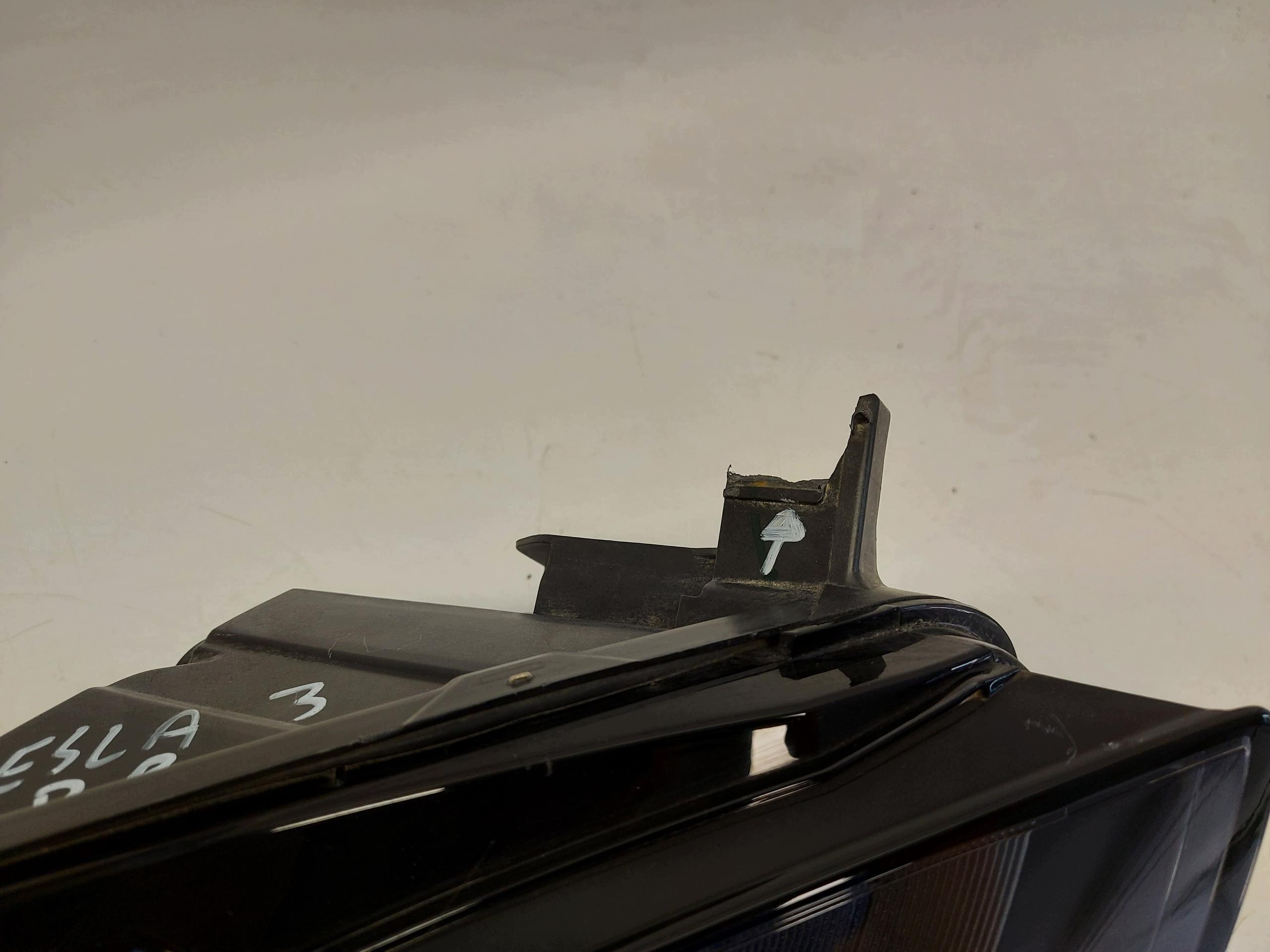TESLA MODEL 3 2022r light front right RHD UK 1514953-00-D