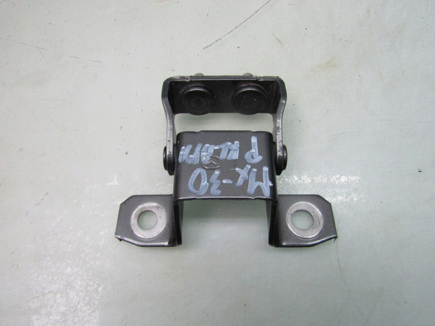 MAZDA MX-30 21R ZAWIAS PRAWY KLAPY TYLNEJ TYŁ TYLNIEJ BAGAŻNIKA 46G