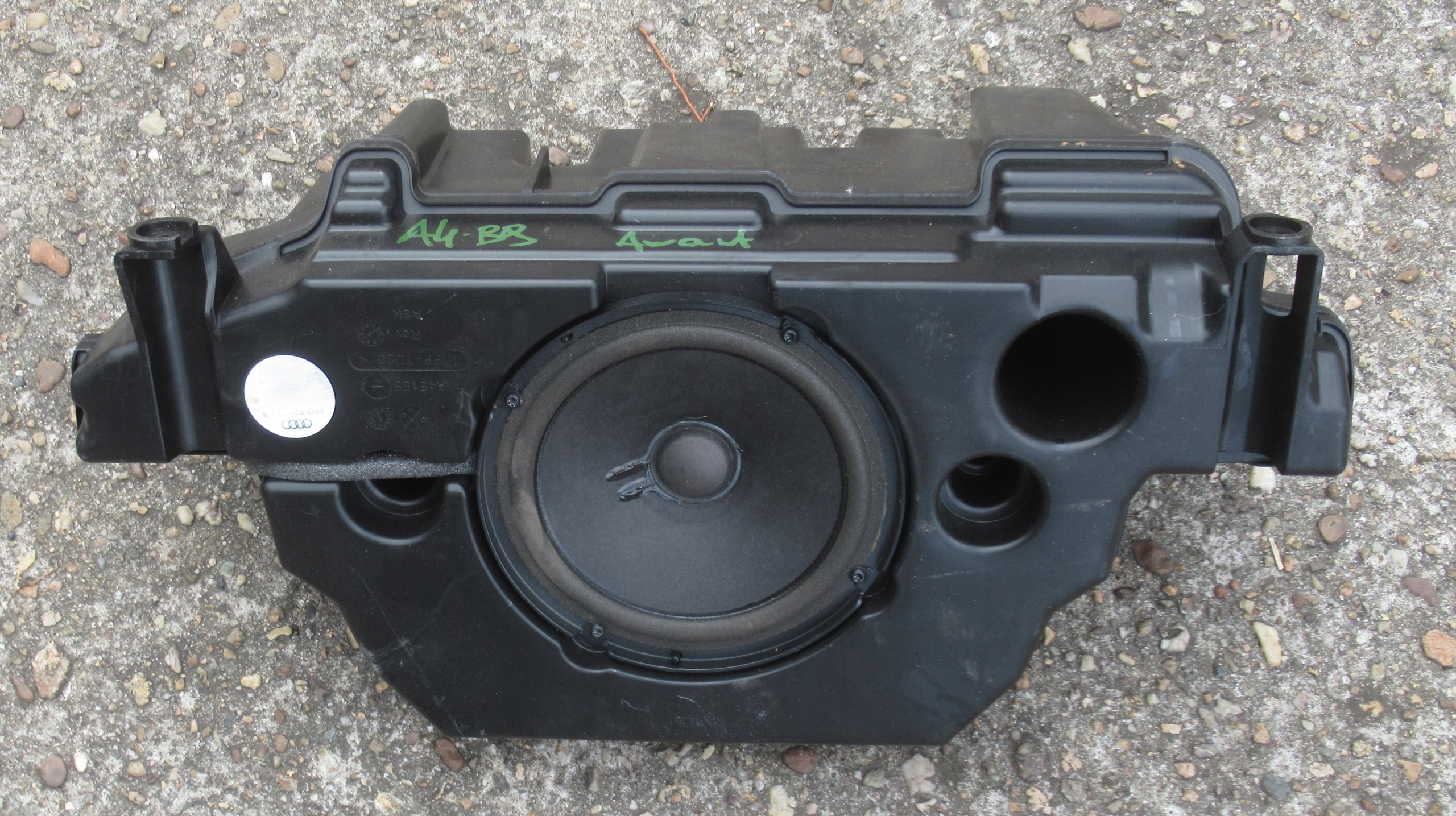 AUDI A4 B9 AVANT 3.0 TDI 18R SUBWOOFER