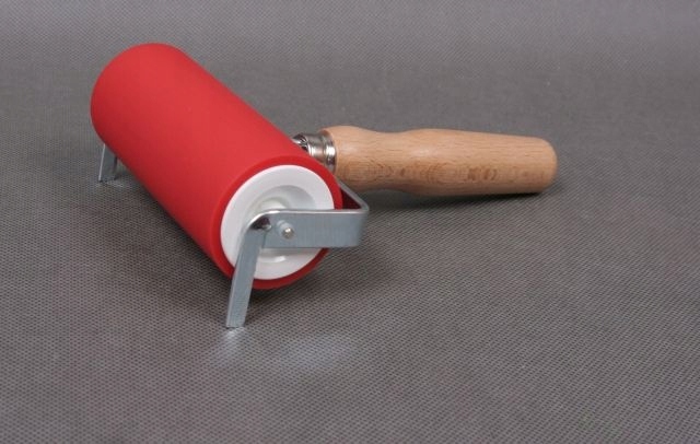 Váleček na linoryt s dřevěnou rukojetí 150x50mm