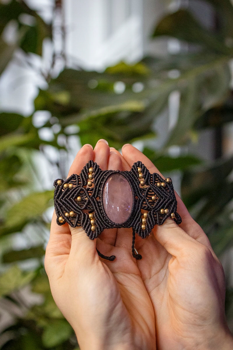 Široký náramek z mikromakramé – růžový křemen, ručně vyráběný makramé