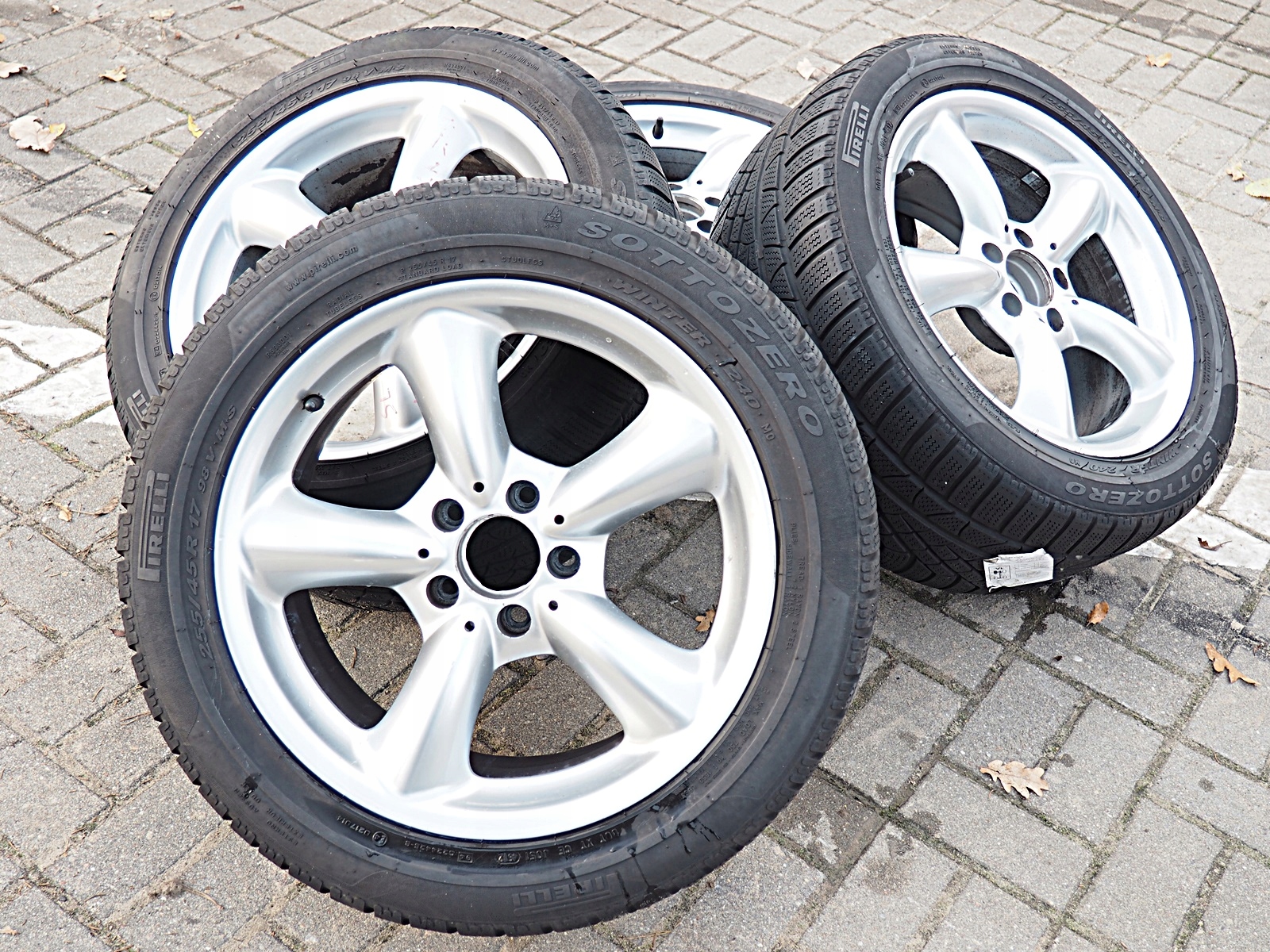 OPONY ZIMA PIRELLI WINTER 240 SOTTOZERO 255/45 R17 Klasa premium