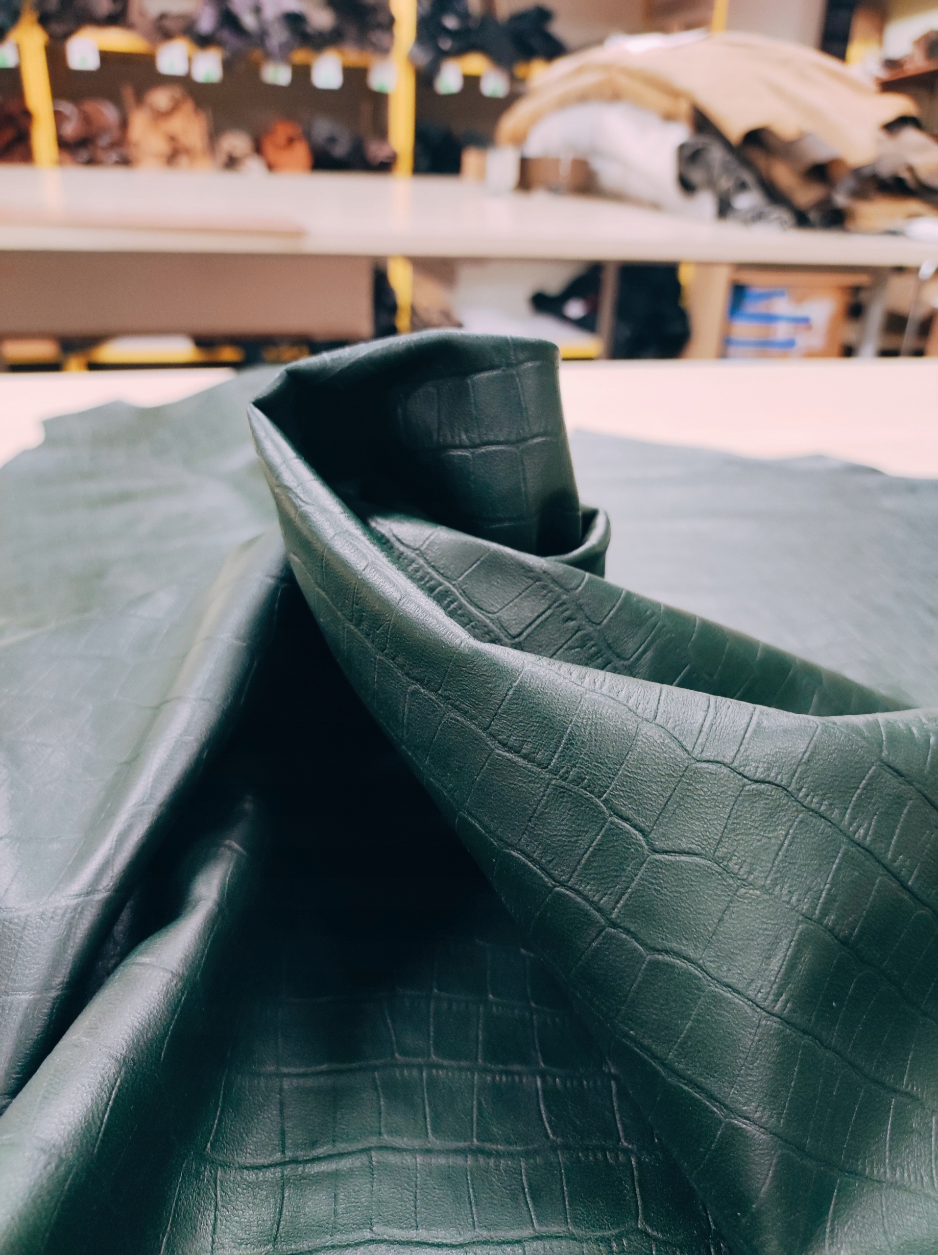 Přírodní kůže lícová zelená reliéfní po vzoru krokodýla