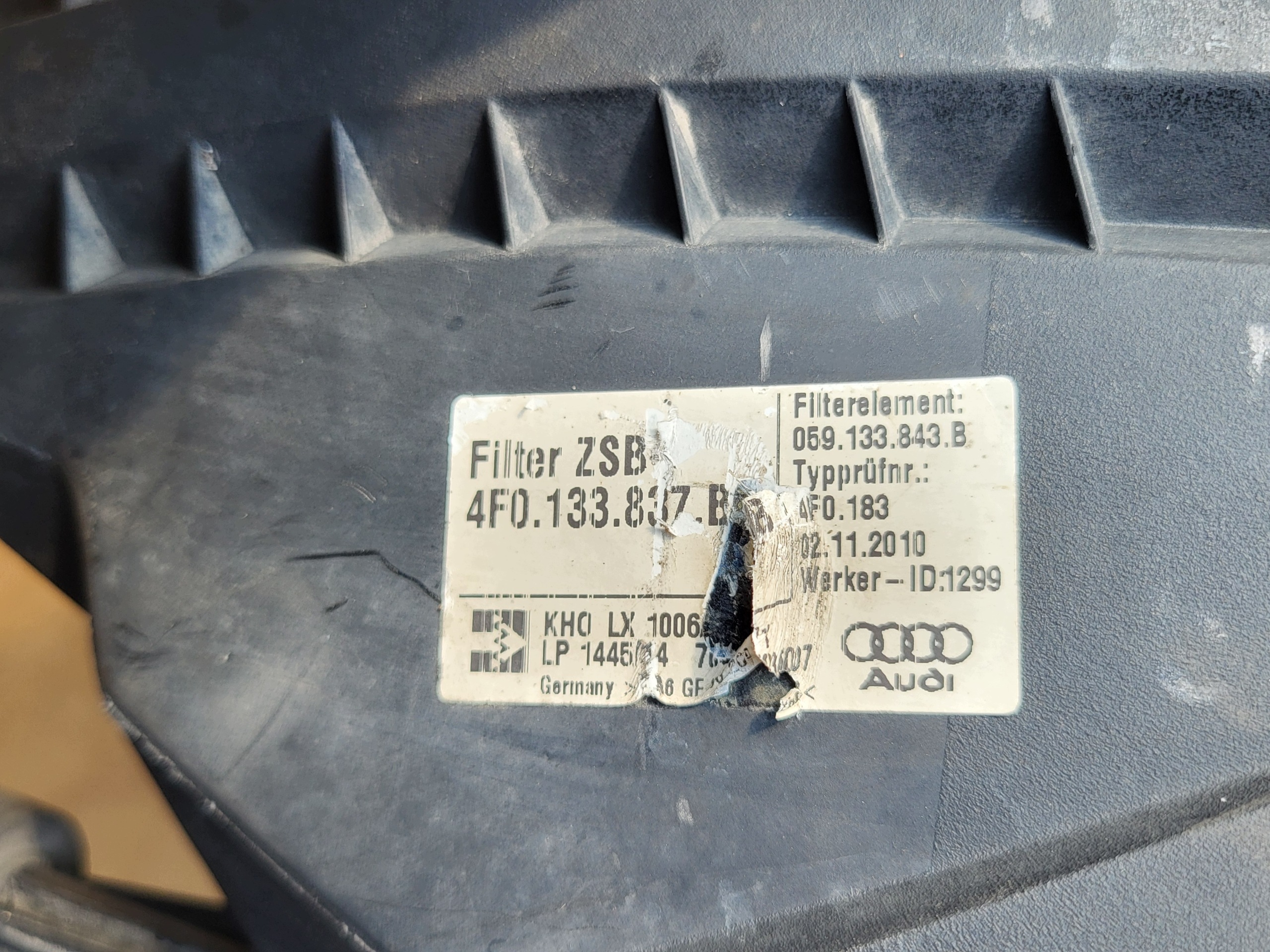 cover of a filter, air filter AUDI A6 C6 4F 4F0133837B 059133843B OE
