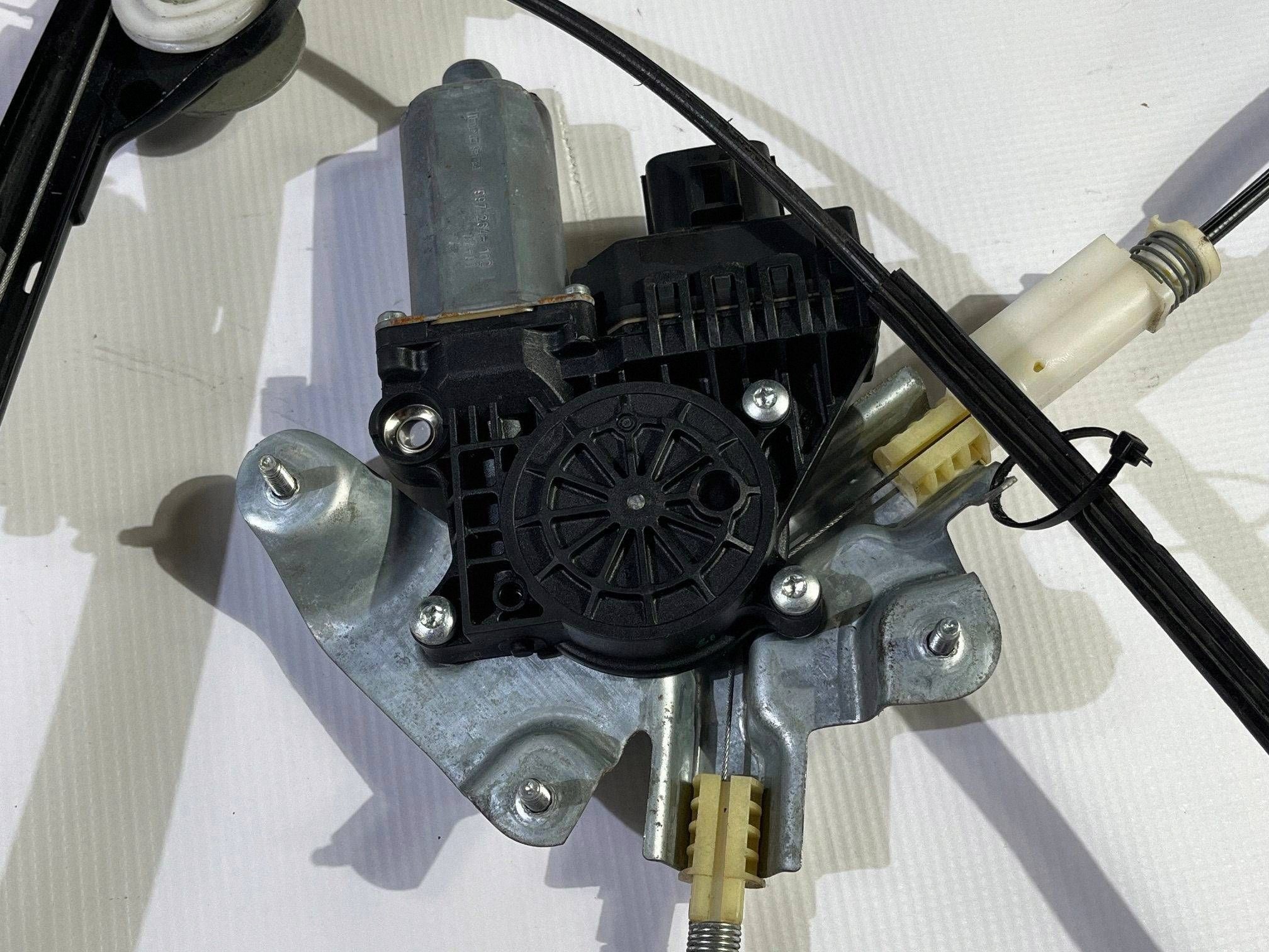 window regulator mechanism left lewej driver´s Ford Mustang V 2005-2009