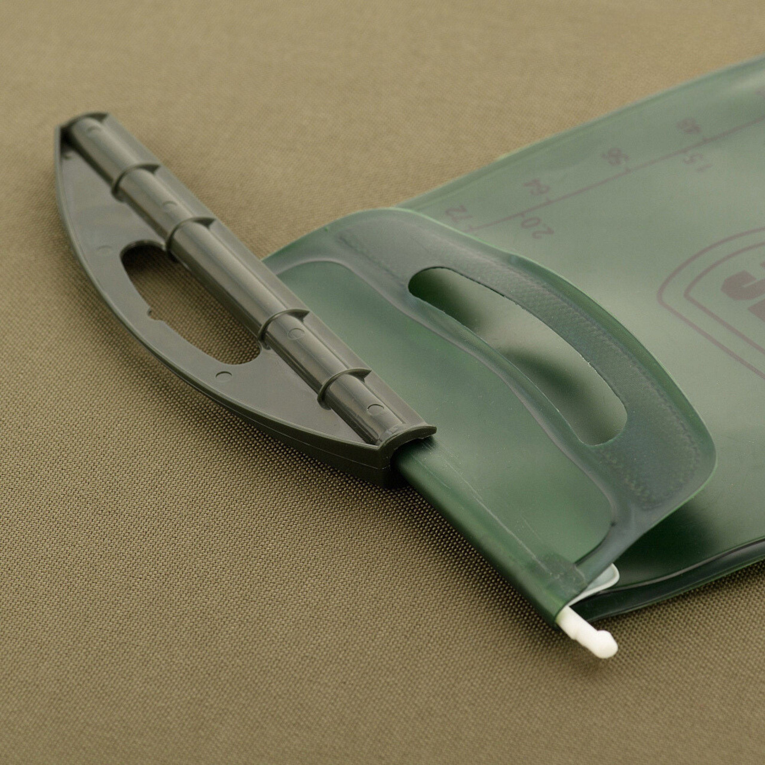 BUKŁAK NA WODE WKŁAD HYDRACYJNY WOREK CAMELBAG 2L M-TAC ZIELONY OLIVE GREEN Cechy dodatkowe powłoka antypoślizgowa uchwyt ustnik wskaźnik spożycia wody