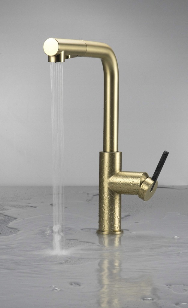 Kuchynská batéria Momi vo farbe brúseného zlata s výsuvným výtokom