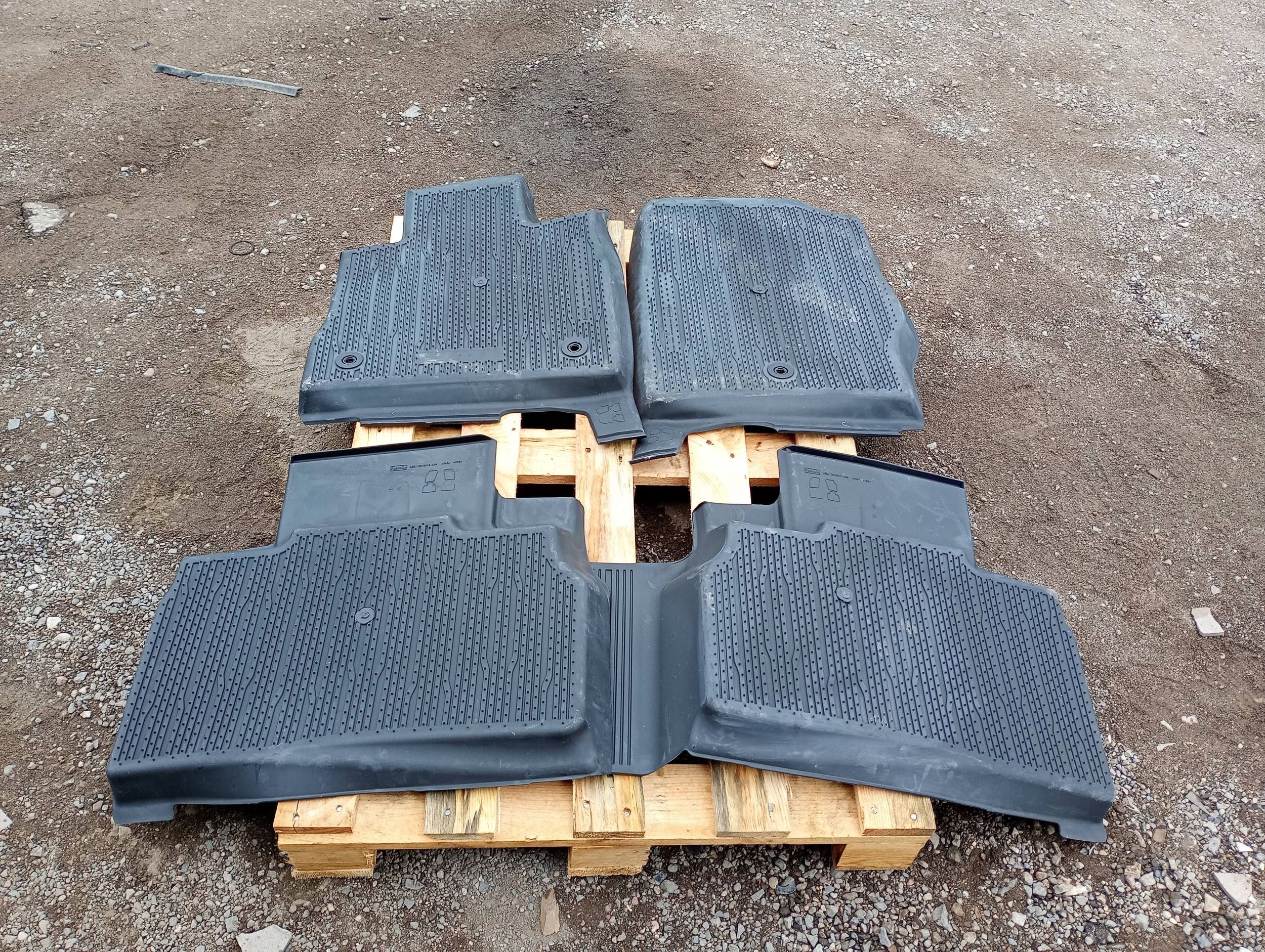 mats rubber oryginalne komplet Ford Explorer VI 3.0 ST 2020