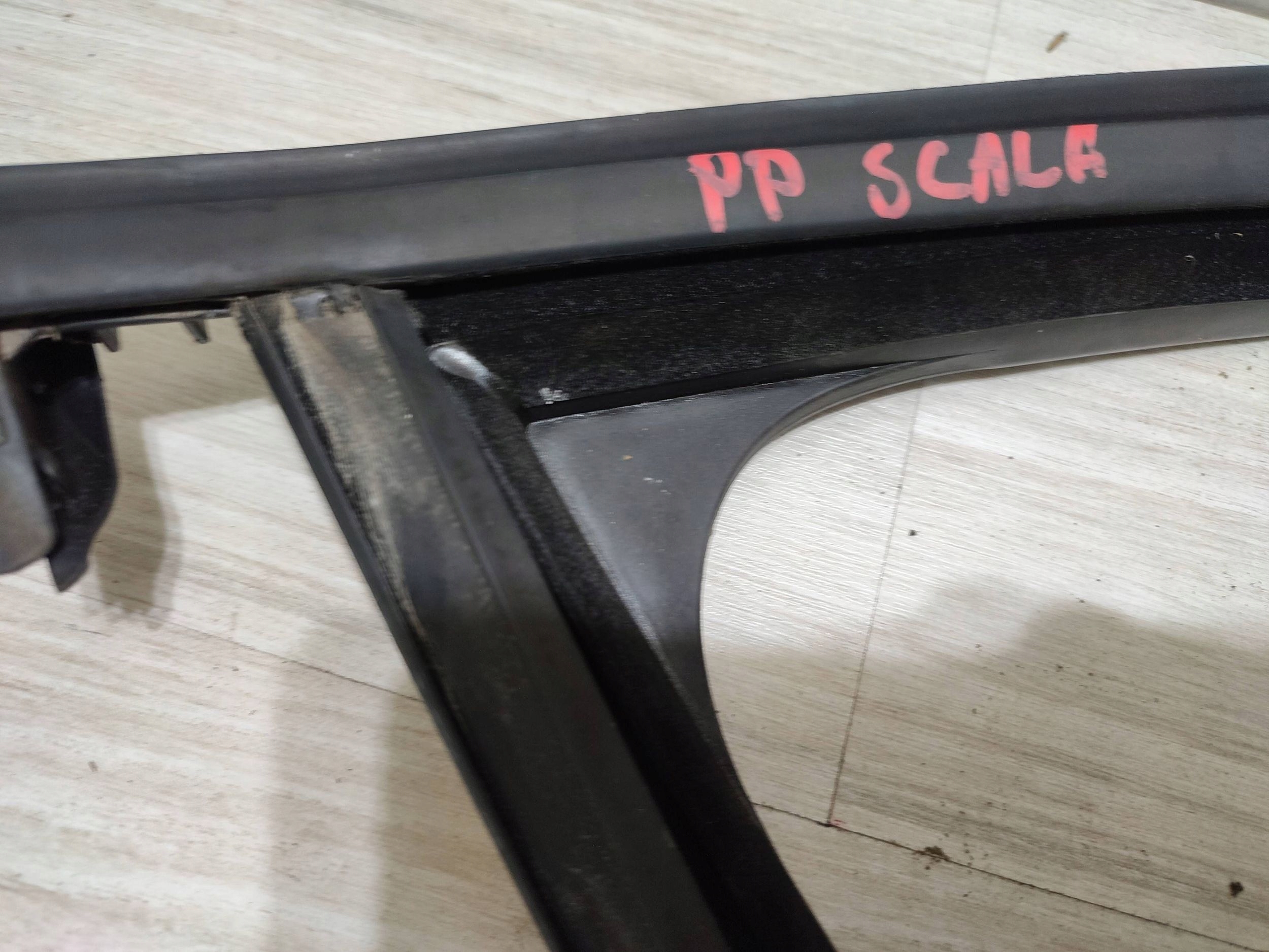 Skoda Scala 2020 front right moulding / gasket windows door przednich