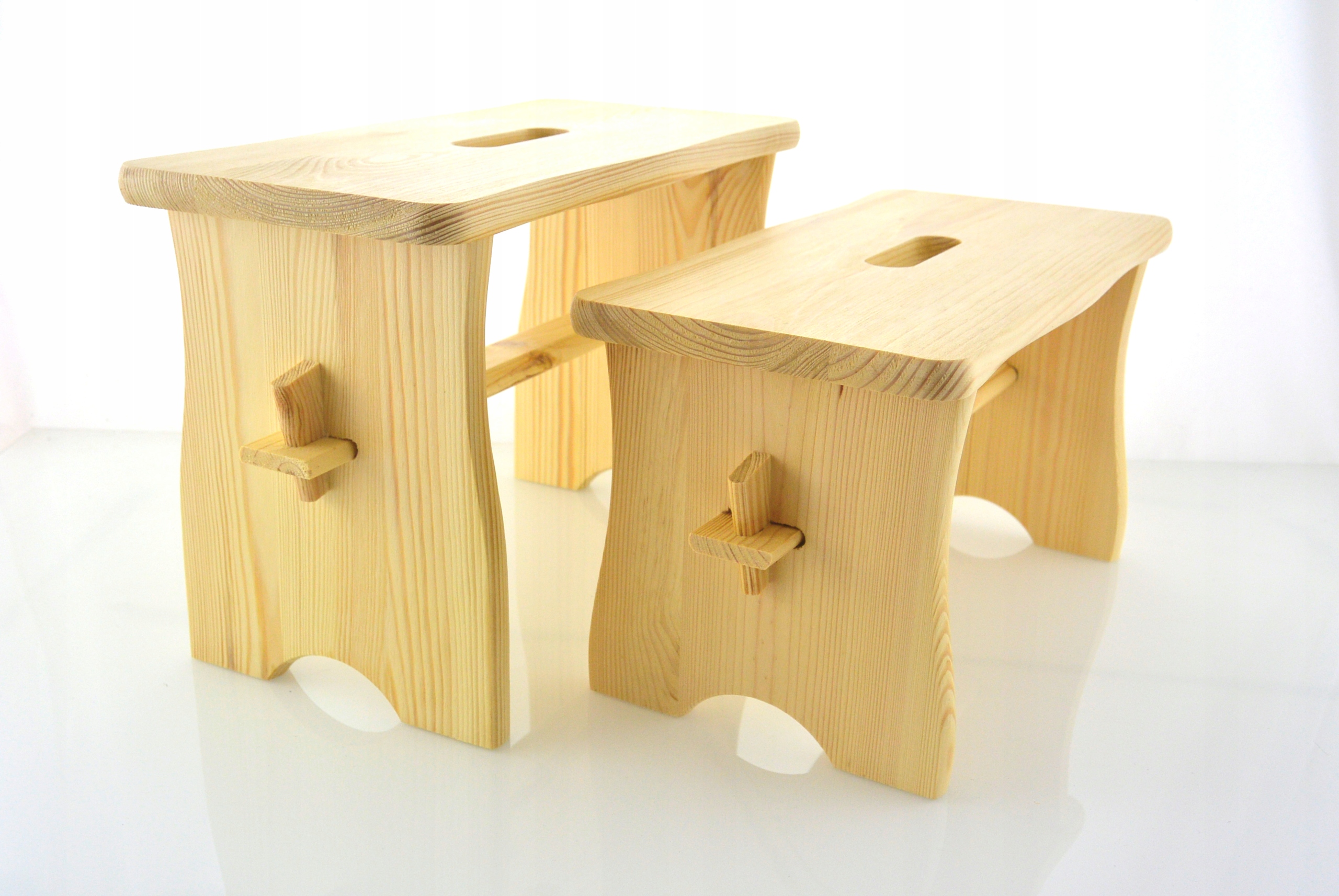 

Lakierowany Bezbarwny Wysoki Stołek Zydel Ryczka