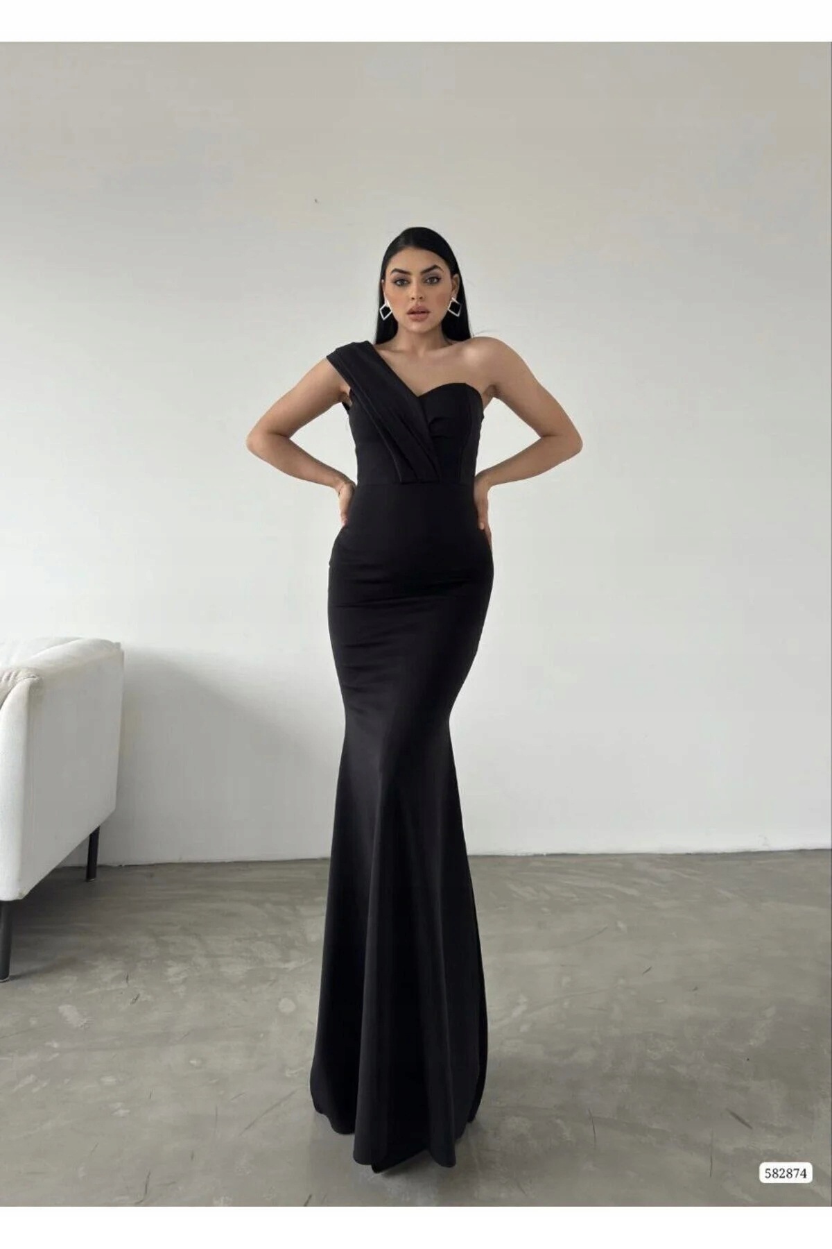 Elegantní Černé Šaty S Asymetrickým Výstřihem M 5IA