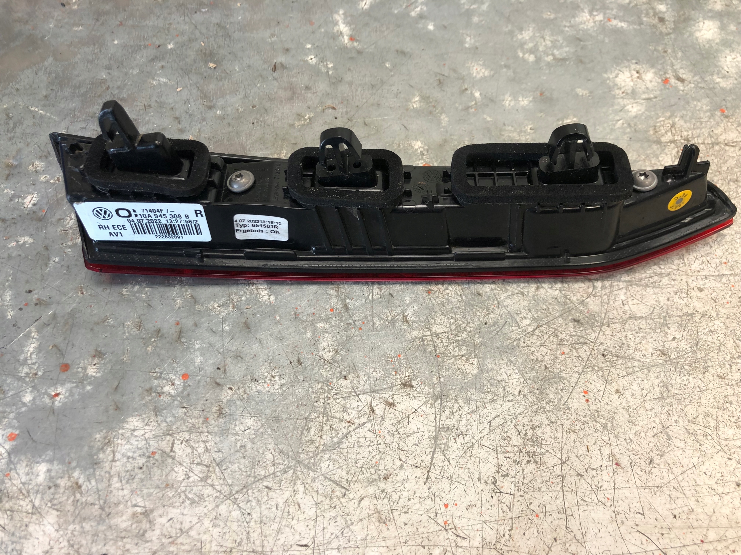 light right rear part to the bonnet VW ID3 ID.3 10A945308B