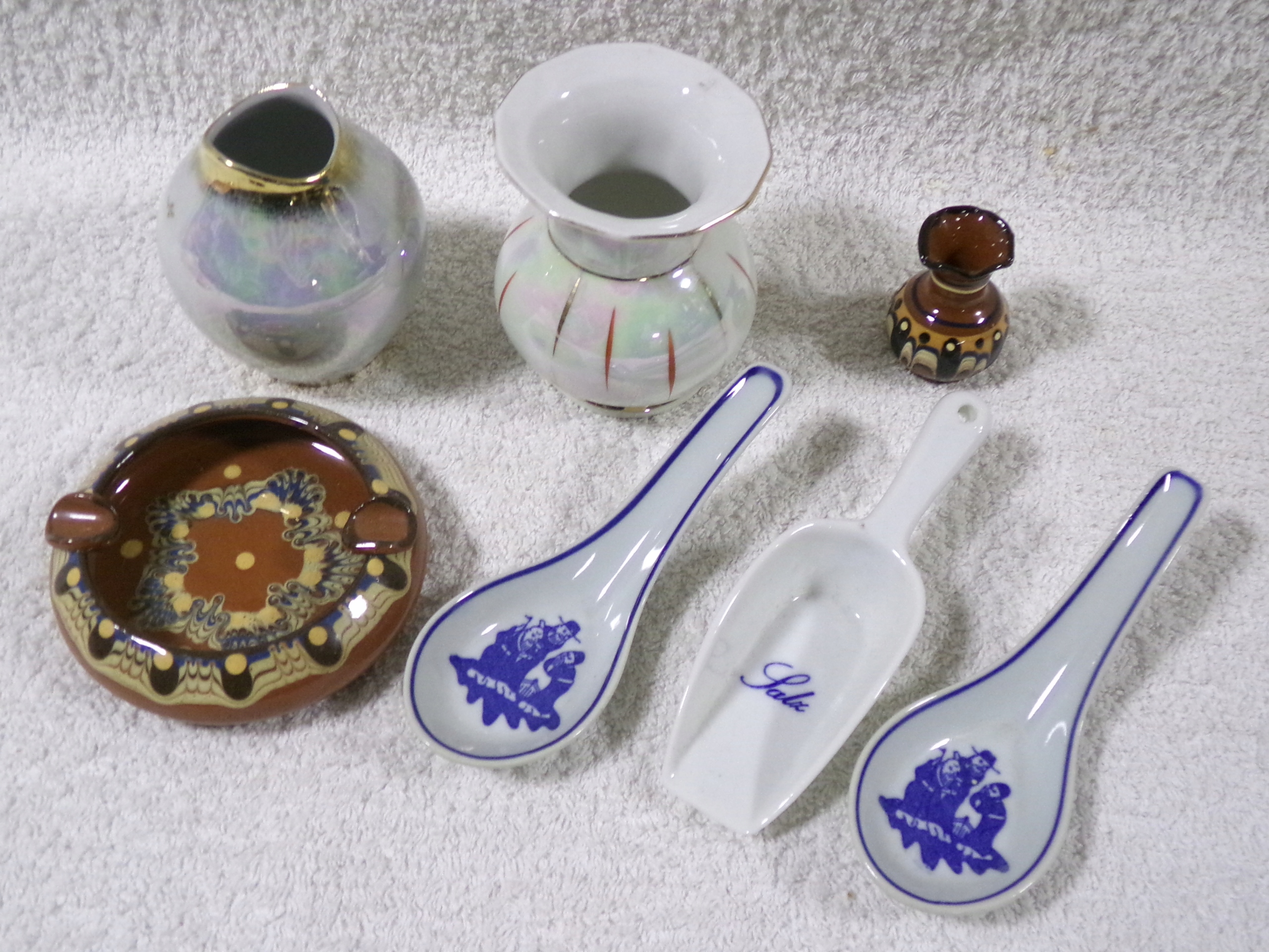 ZESTAW RÓŻNYCH RZECZY Z PORCELANY I CERAMIKI