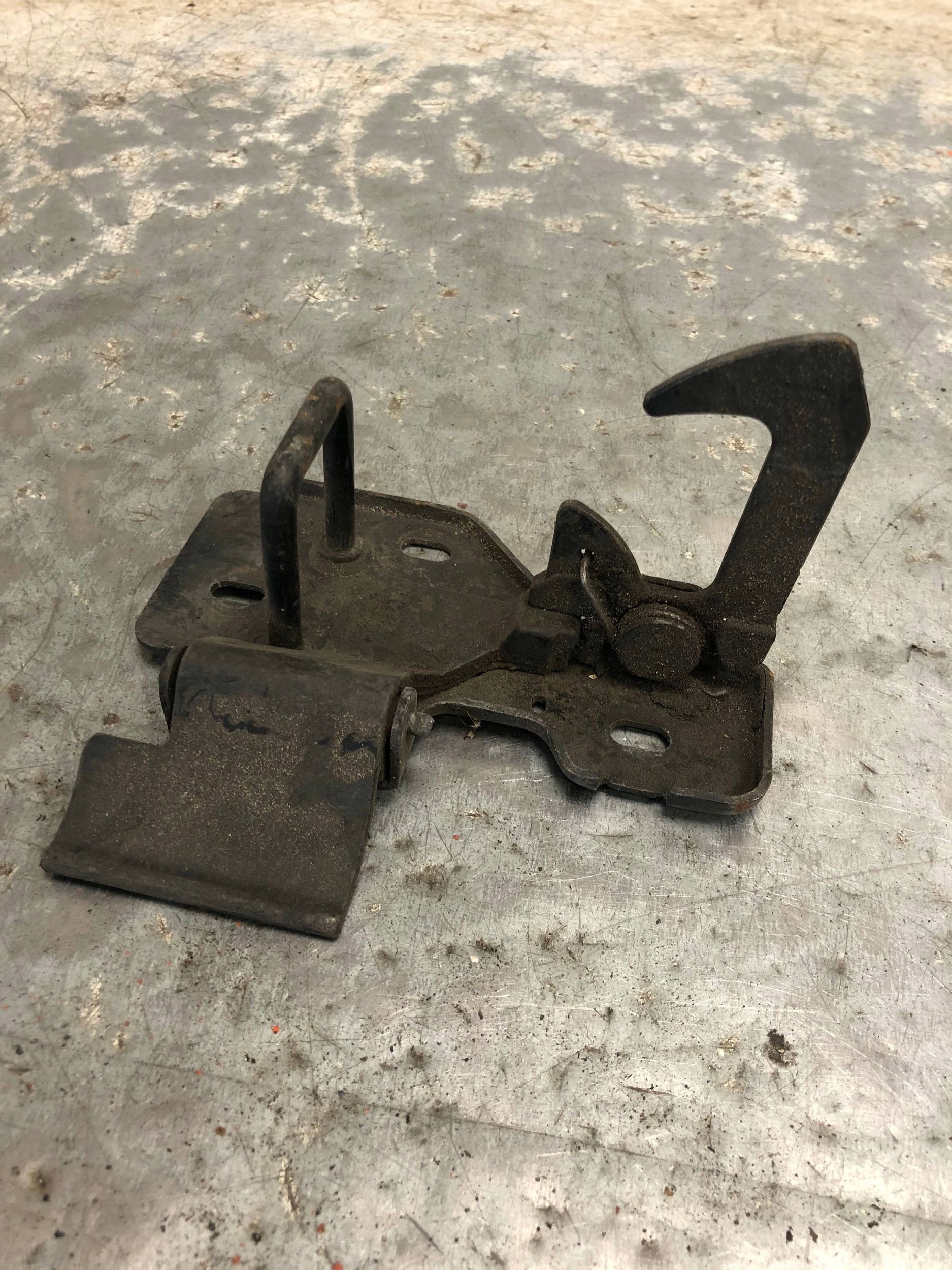 lock RYGIEL bonnets SEAT ALTEA 5P0823480