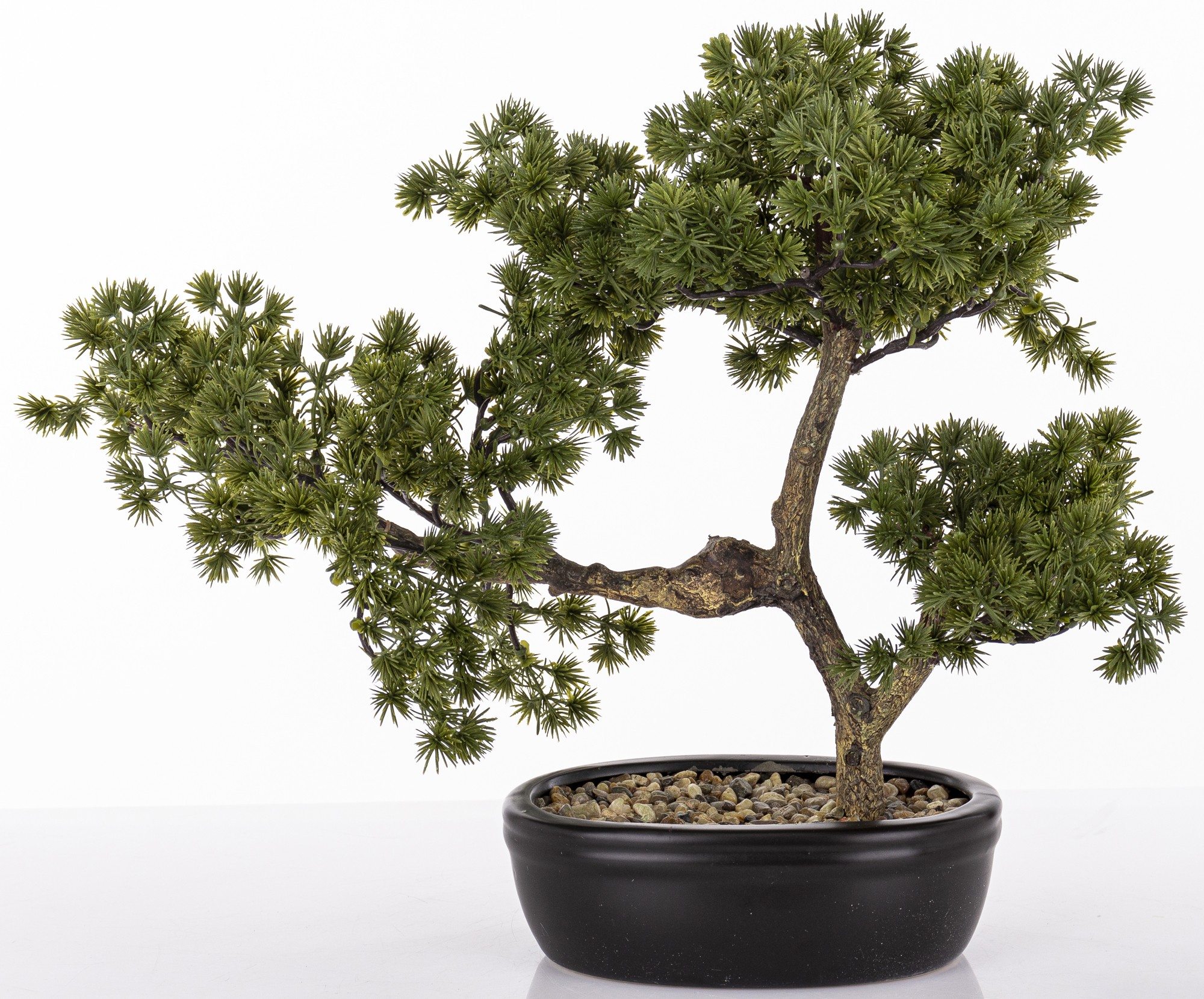 Dekorativní zelená rostlina v hnědém květináči, umělý květ stromek bonsai