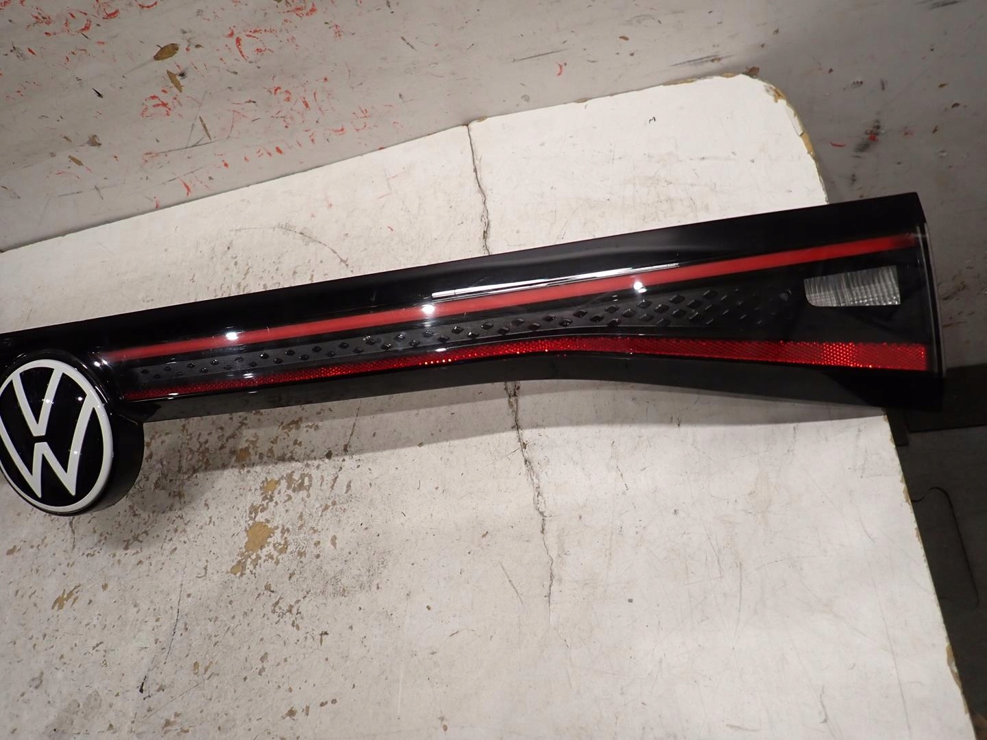 cap bonnet light rear part VW ID4 11A945093