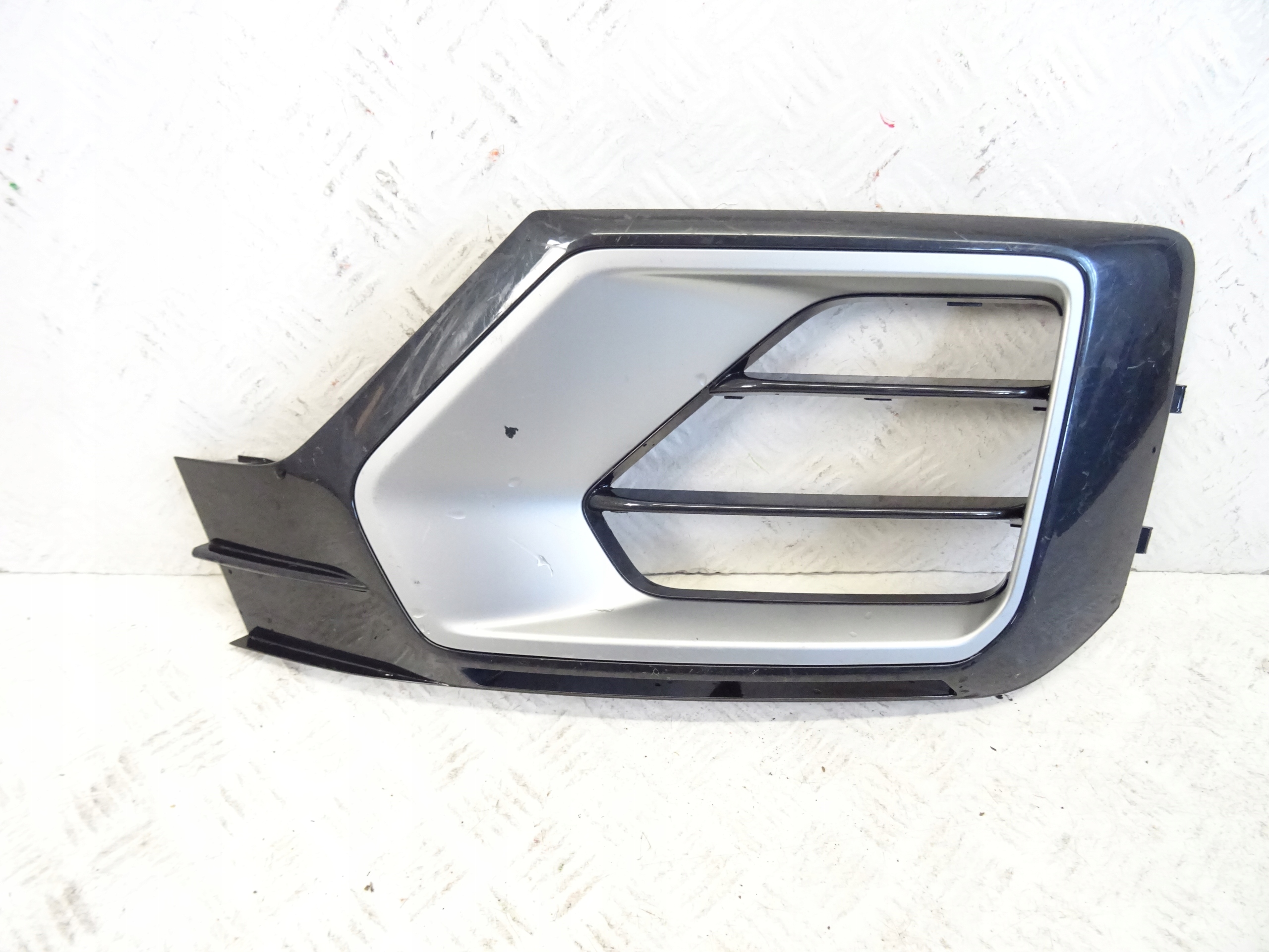 grid of a bumper front front left AUDI Q2 81A807681G