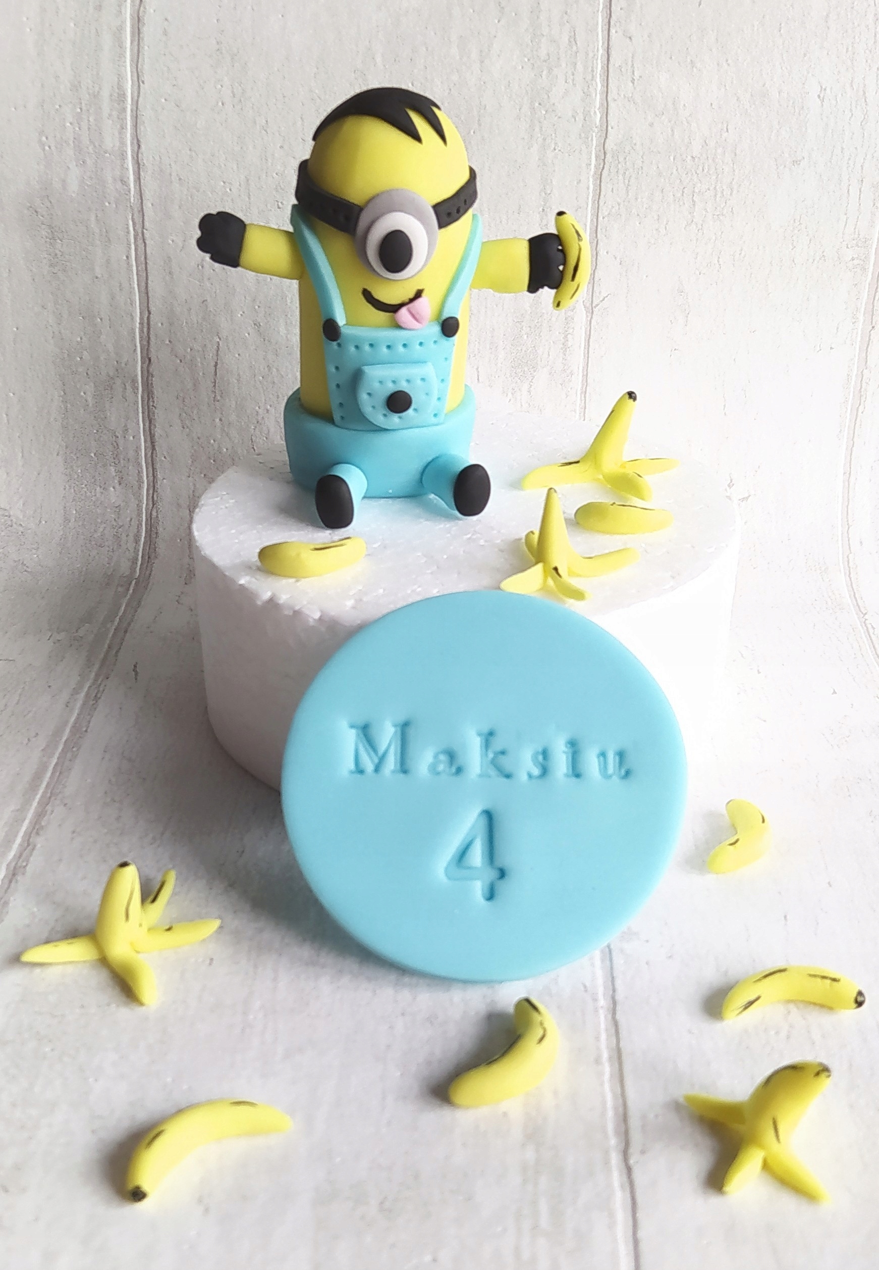 Levně Mimoň s banánem figurka etiketa a banány sada z cukrové hmoty