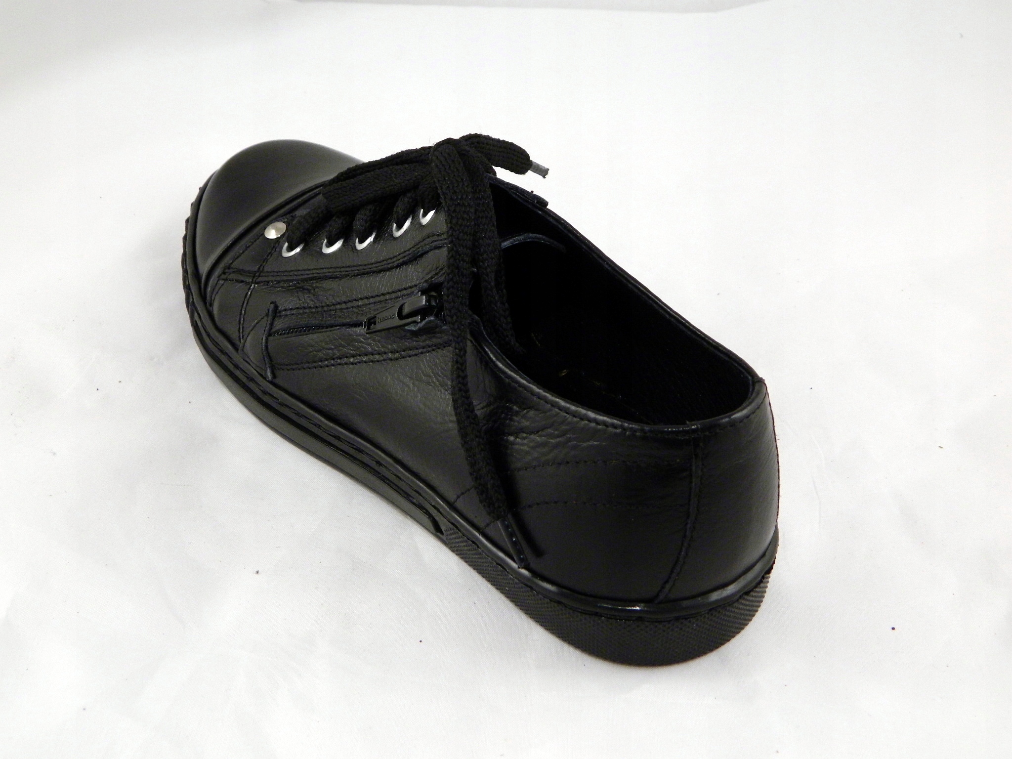 TRAMPKI Z ZAMKIEM PRODUKT POLSKI SKÓRA NAT roz. 39 Wzór dominujący bez wzoru