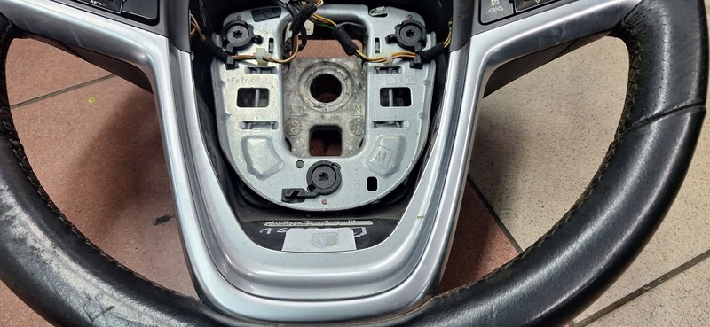 lenkrad OPEL ASTRA J 13351022