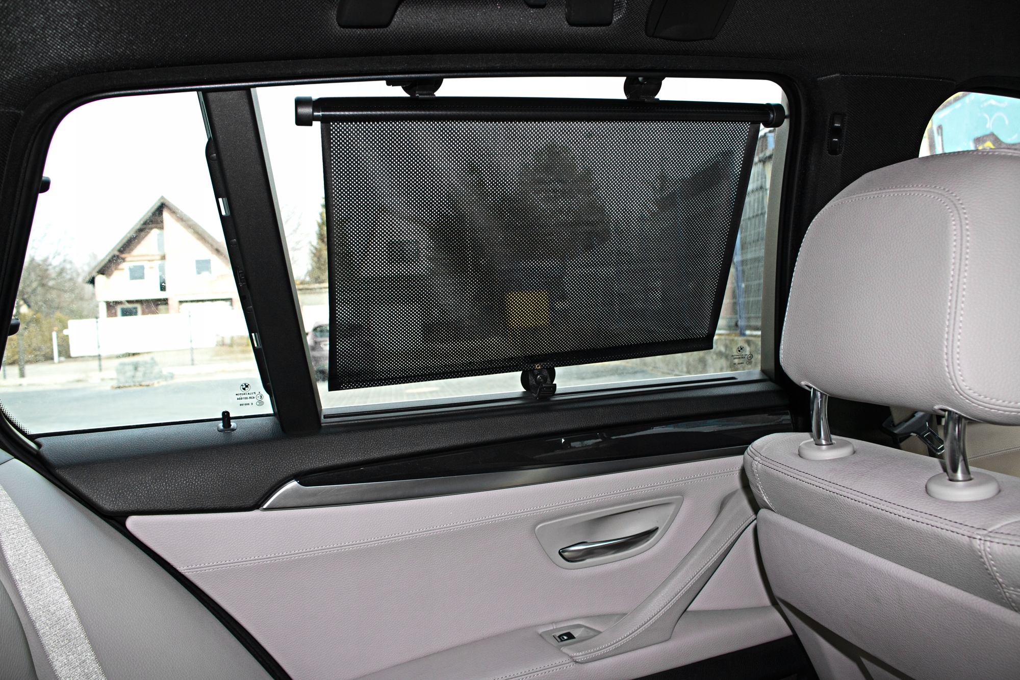 ŻALUZJA SAMOCHODOWA ZASUWANA NA PRZYSSAWKI ROLETA ROLETKI 2x 55cm Producent Carcommerce