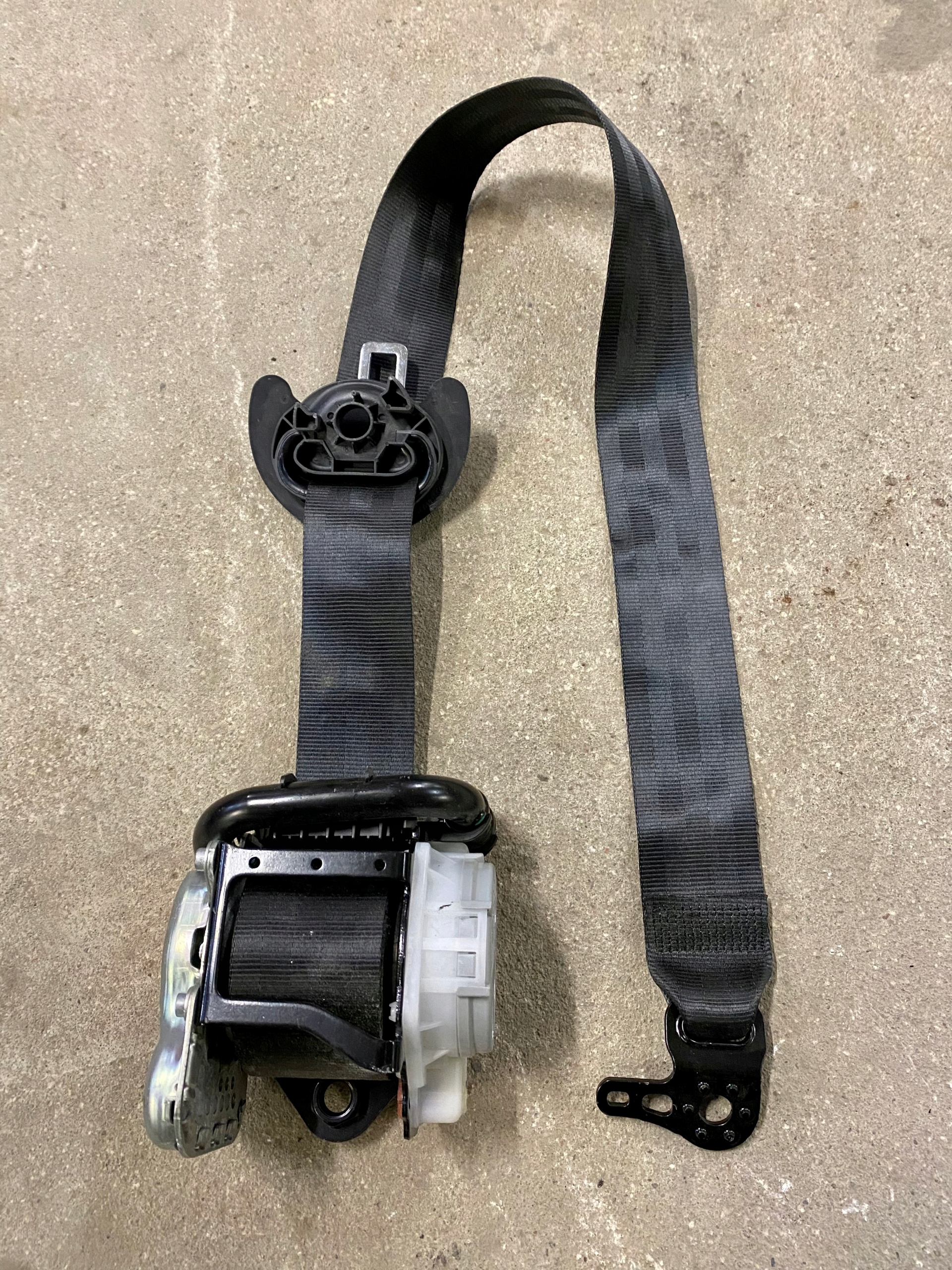 НАТЯЖИТЕЛЬ РЕМНЯ VW TIGUAN II 5NB857705A ЛЕВЫЙ