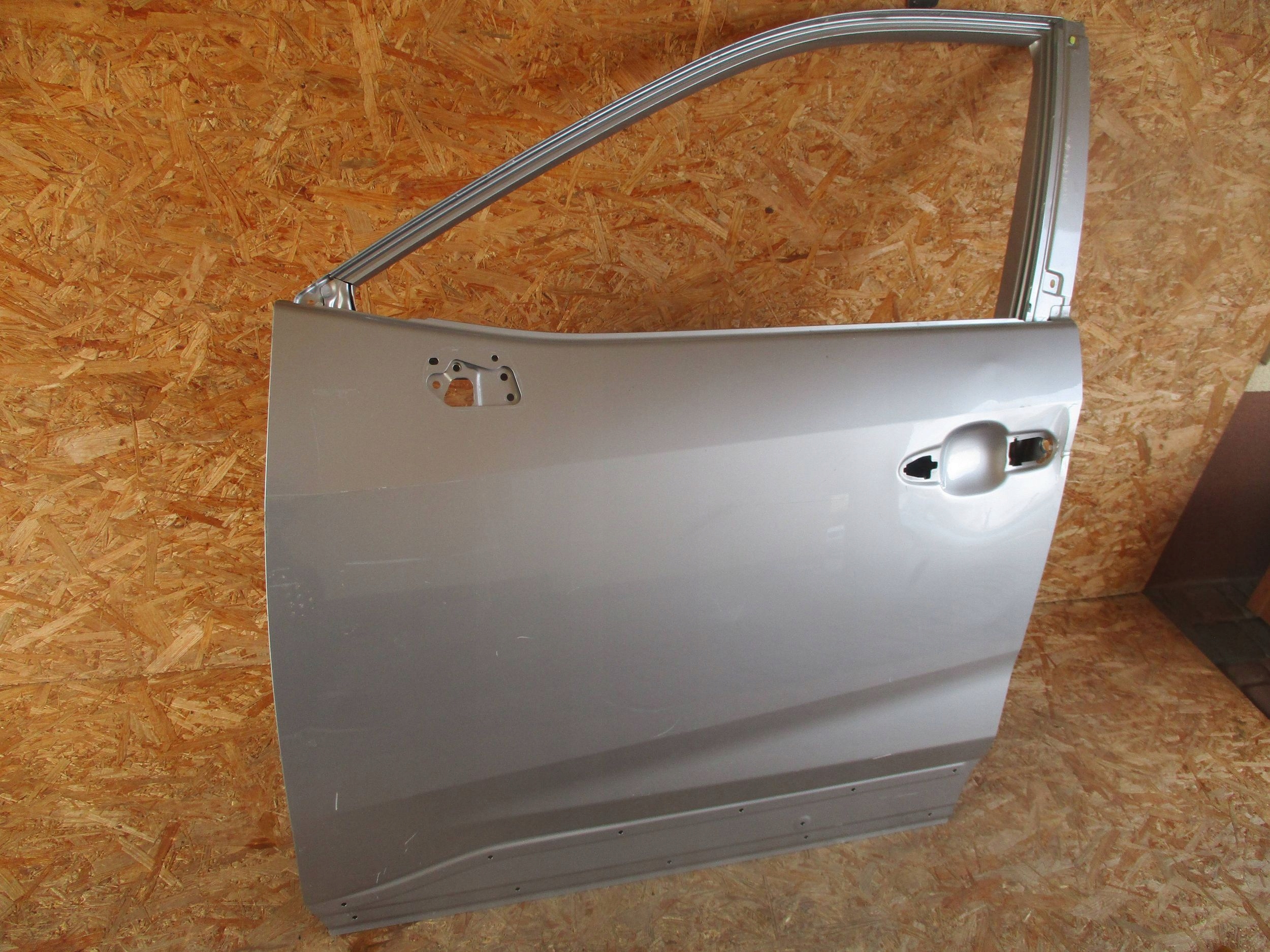 DRZWI PRZÓD PRZEDNIE LEWE TOYOTA RAV4 18- Numer katalogowy części PRZEDNIE LEWE TOYOTA RAV4 18-