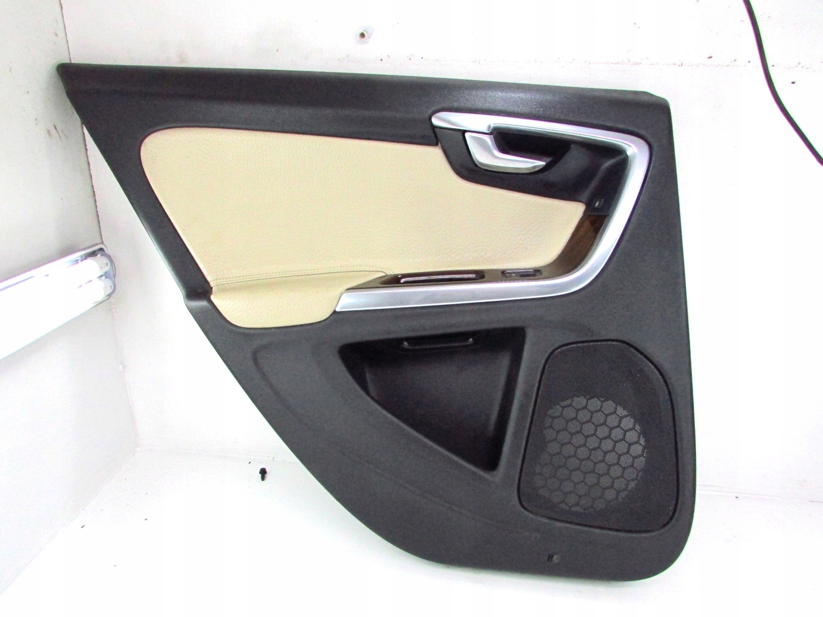 VOLVO S60 BOCZEK DRZWI LEWY TYŁ DREWNO 10-18r