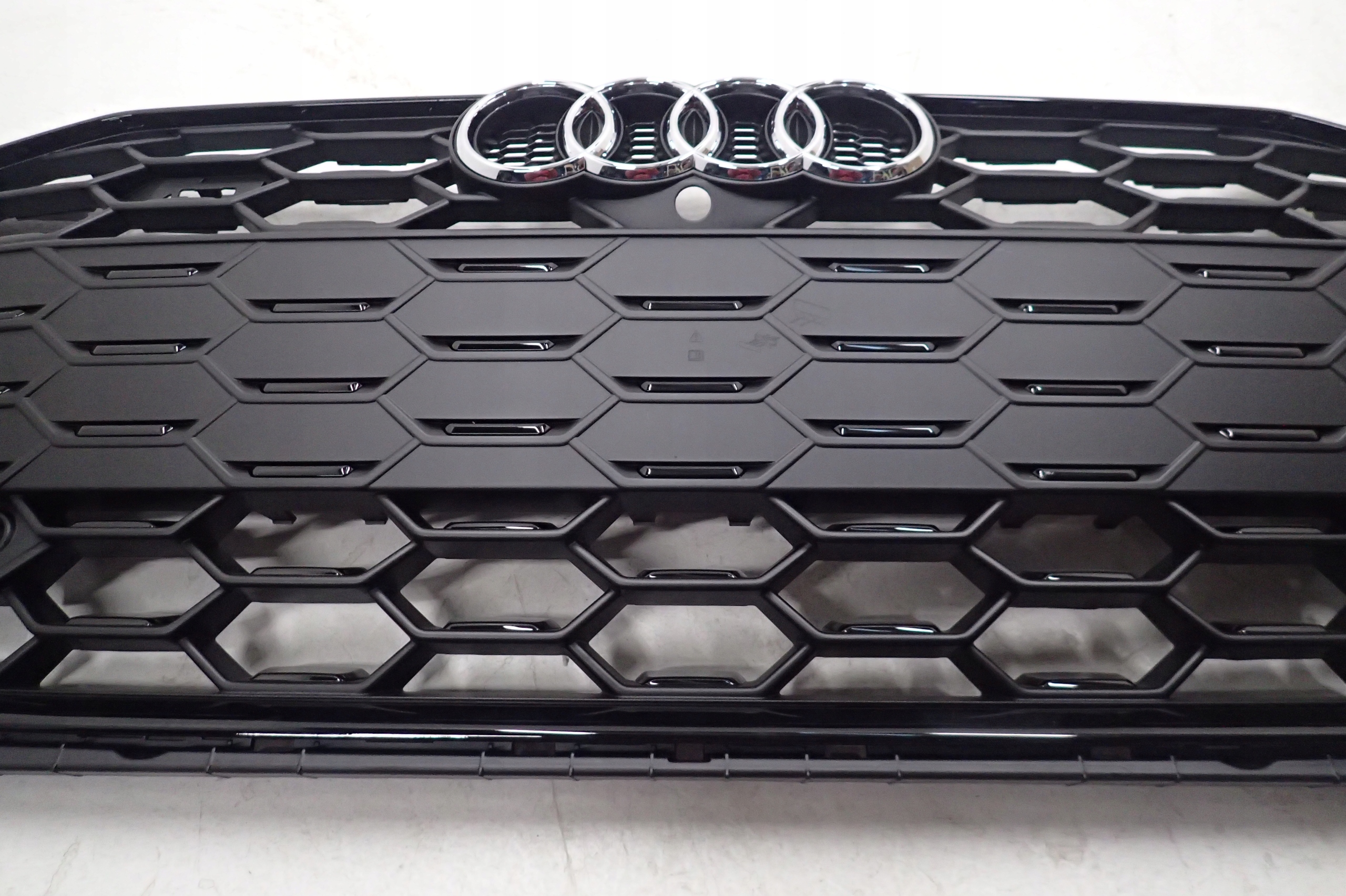 AUDI A4 8W0 S4 GRILL ATRAPA CHŁODNICY 8W0853651DK Typ samochodu Samochody osobowe