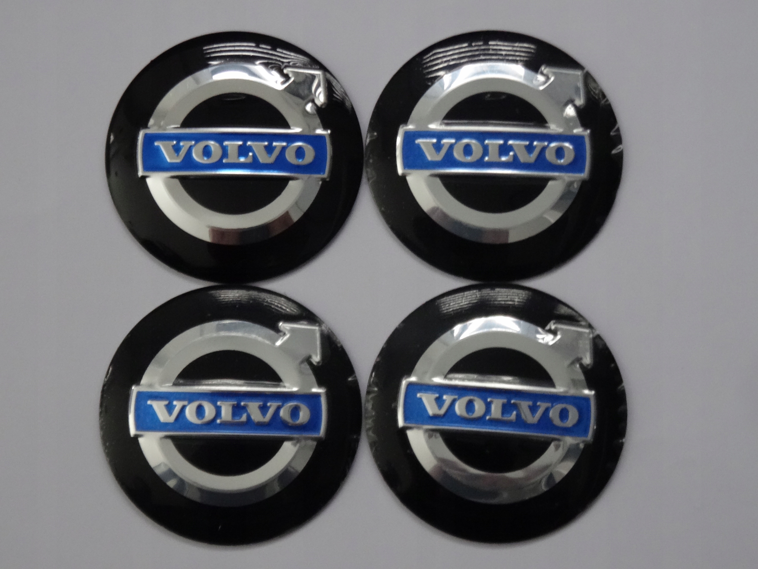 

4x Aluminiowe naklejki na dekielki Volvo 56mm czar