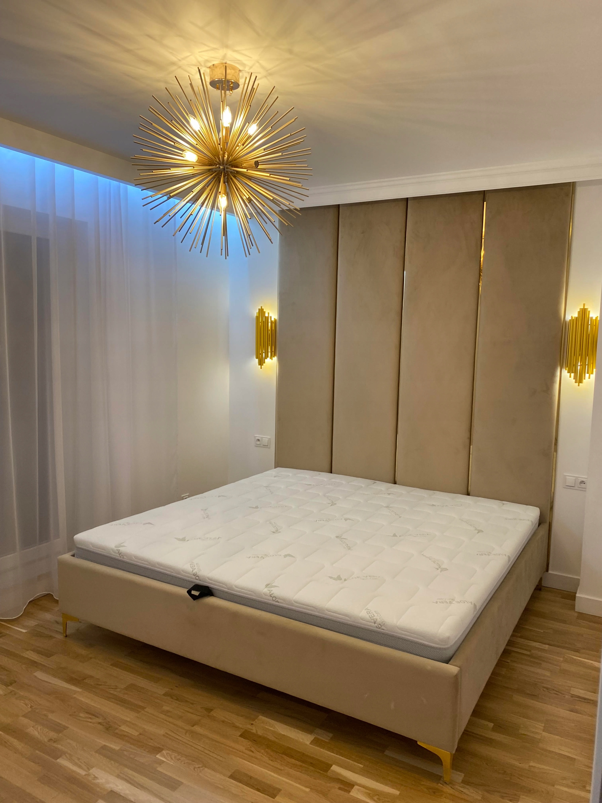 Na Míru Čalouněné panely postel zlatá ozdobná lišta 140x220 Cz