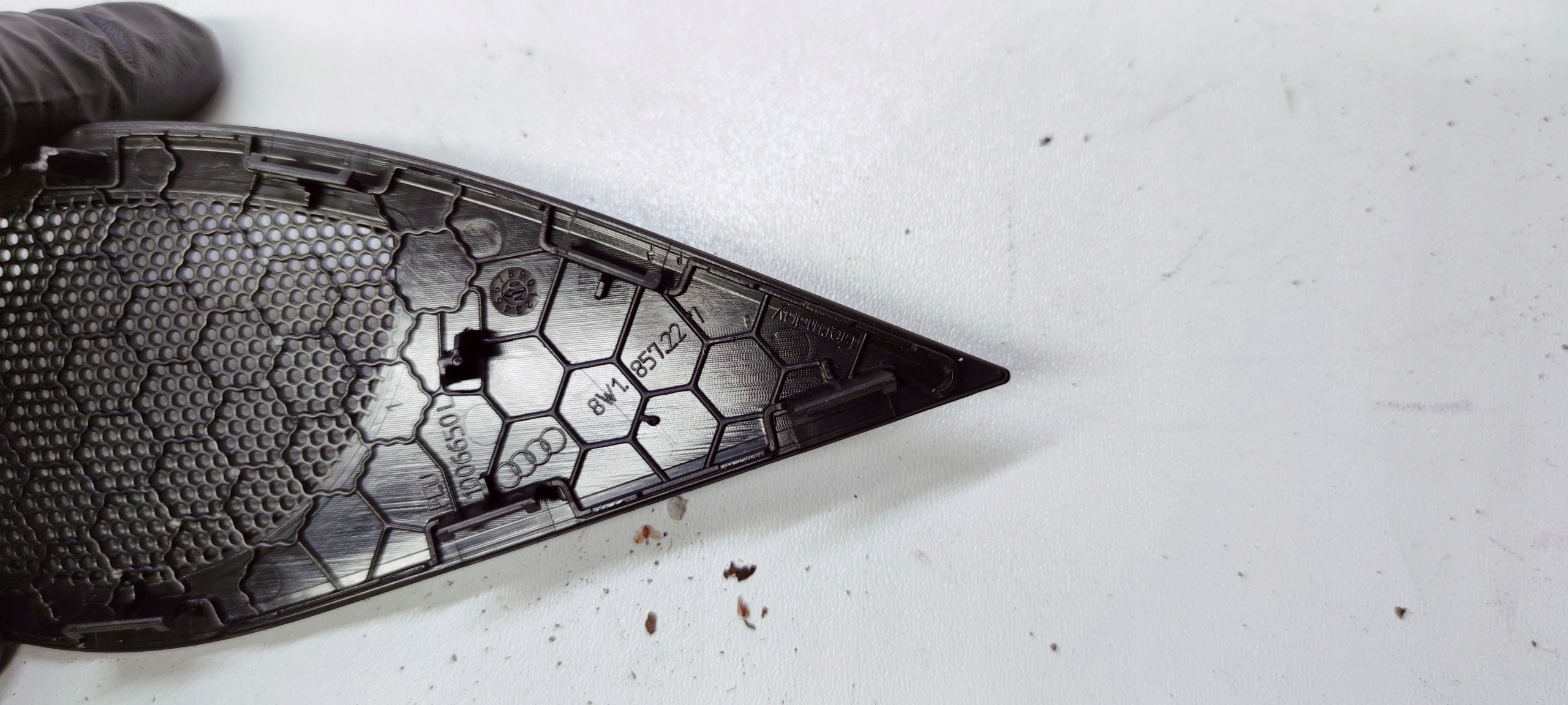 krycí repráku levá AUDI A4 B9 8W1857227