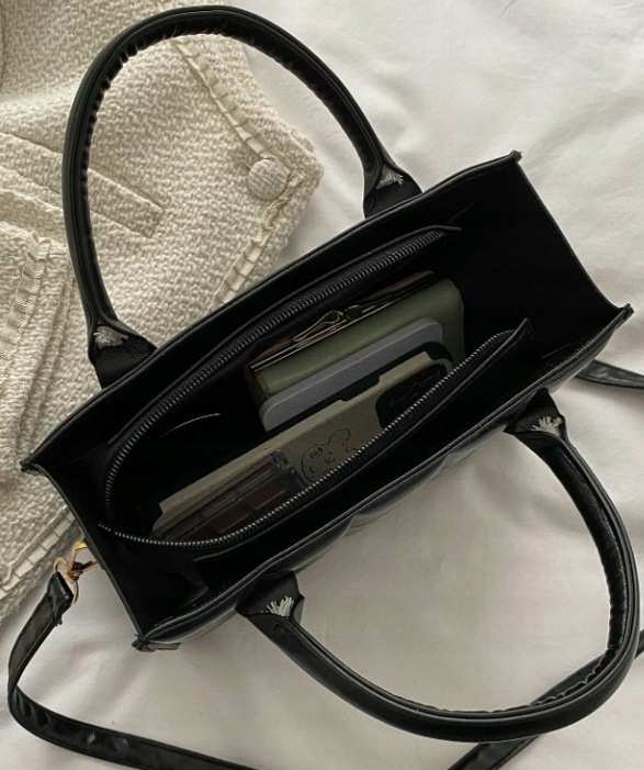 TOREBKA DAMSKA KLASYCZNA LISTONOSZKA NA RAMIĘ Kolor czarny