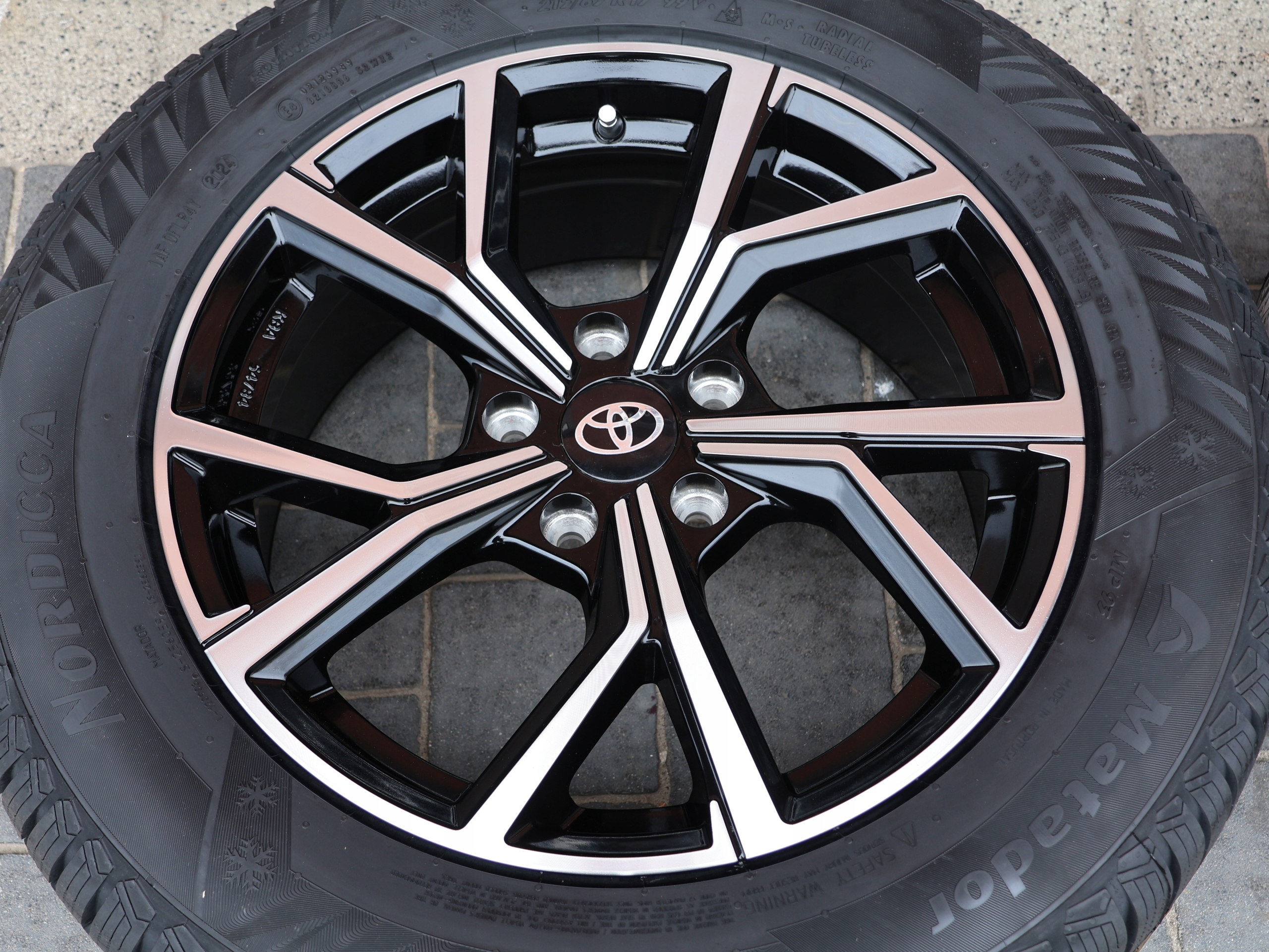 TOYOTA YARIS CROSS KOŁA ZIMOWE 215/55R17 NOKIAN CZUJNIKI CIŚNIENIA Profil opony 55