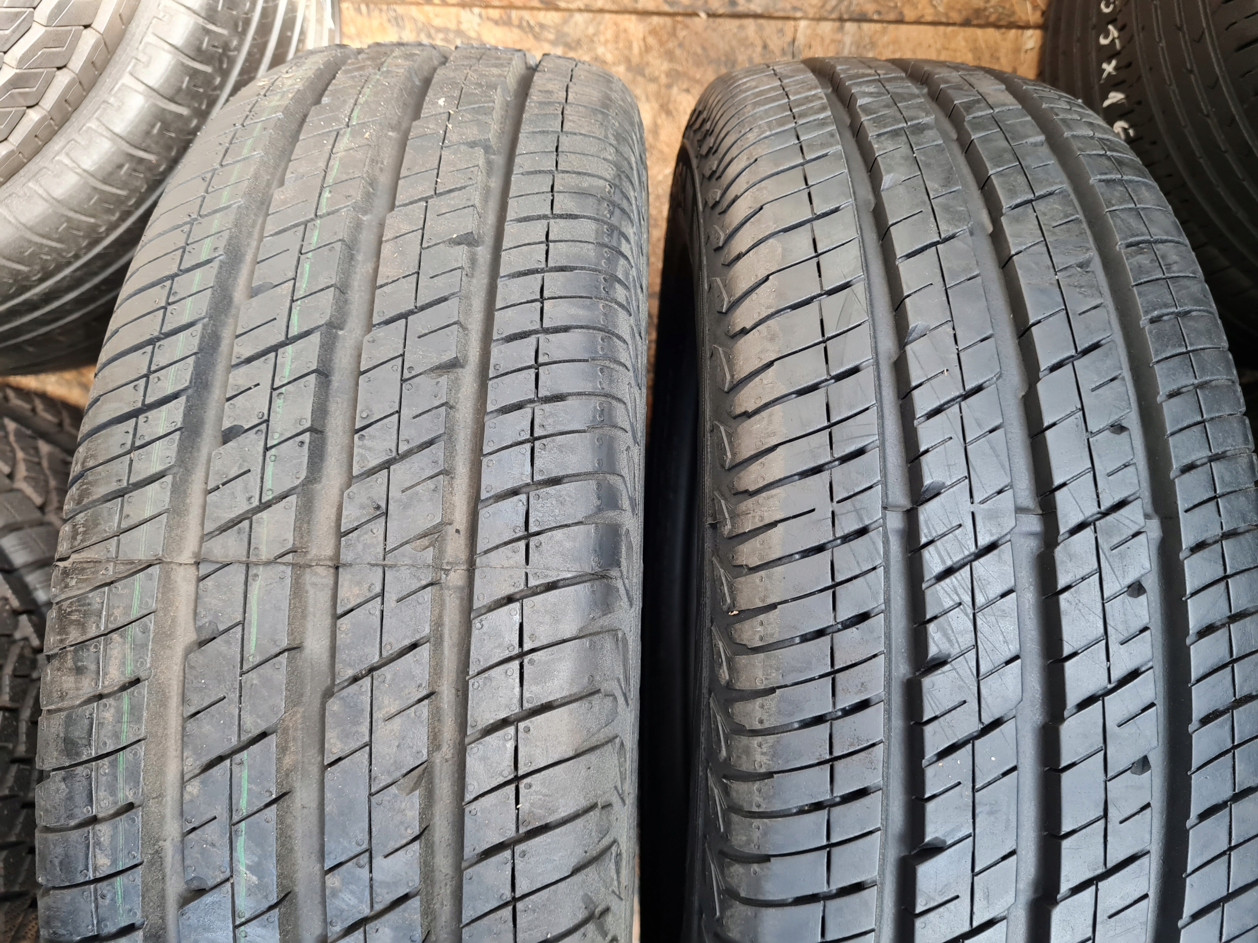 2x Continental Vanco 2 225/75R16C 9,2 mm Nová 2021