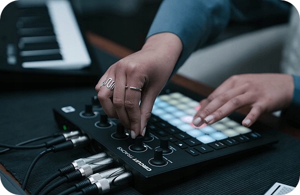 NOVATION CIRCUIT TRACKS NOVSYNTH11 GROOVEBOX Kod producenta Circuit Tracks